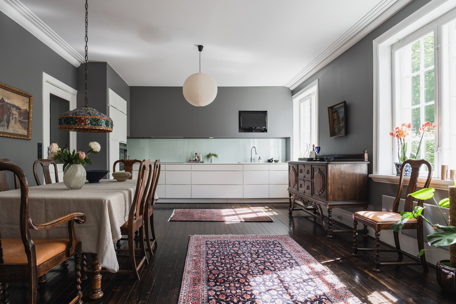 Kjøkkenet har en flott spisestuesone med god plass til langbord. Galleribilde