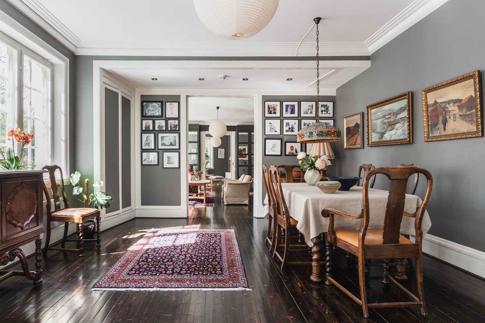 Spisekjøkkenet har plassbygde skap på siden og god plass til en romslig spisestue. Galleribilde