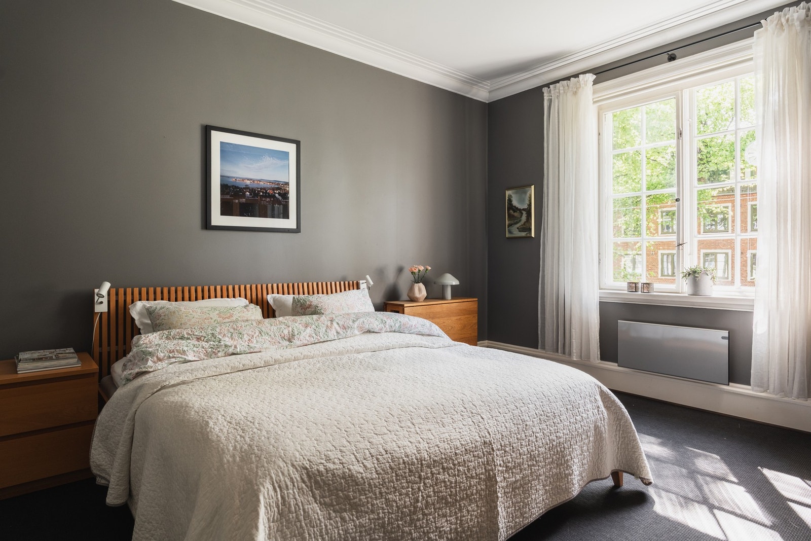 Leiligheten har tre luftige soverom med store vinduer og gjennomført stil. Galleribilde