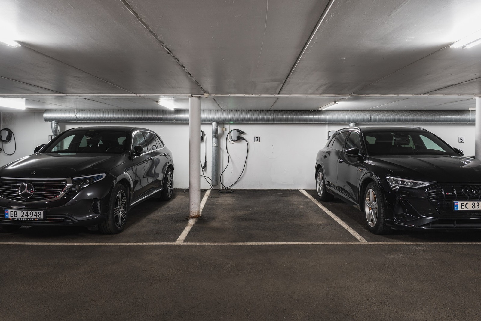 Det er mulig å kjøpe en garasjeplass i et boligsameie rett over gaten. Dette gjøres i så fall på egen kontrakt. Galleribilde