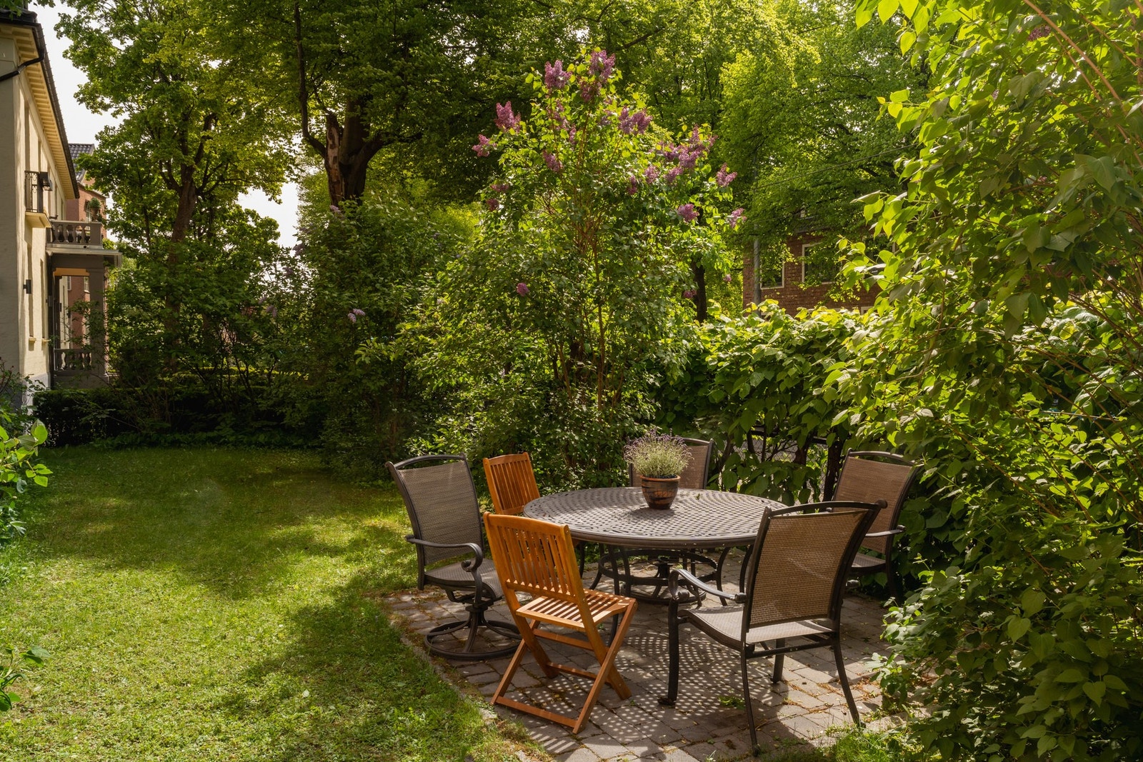 Bygget omsluttes av en vakker hage på tre sider. Sol både morgen og kveld, og den naturlige oppholdssonen i hagen har sol fra 11-21-tiden om sommeren. Galleribilde