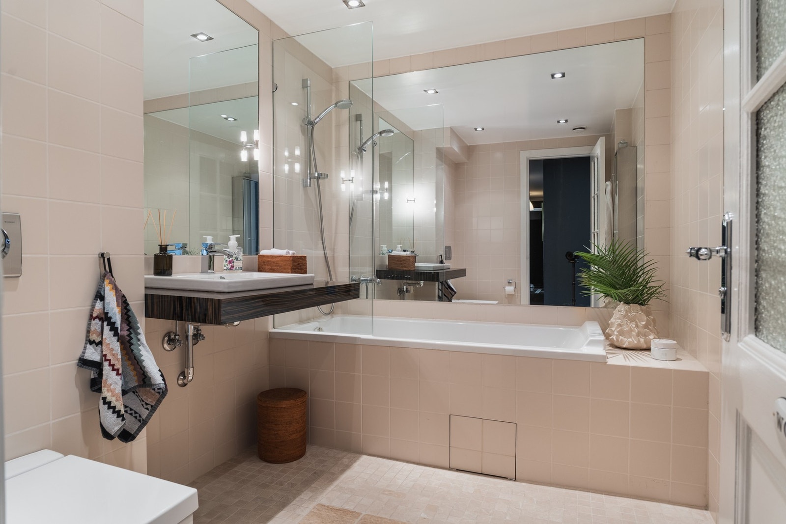 Leiligheten har to stilige bad fra 2009, det ene med badekar og det andre med regnfallsdusj. Galleribilde