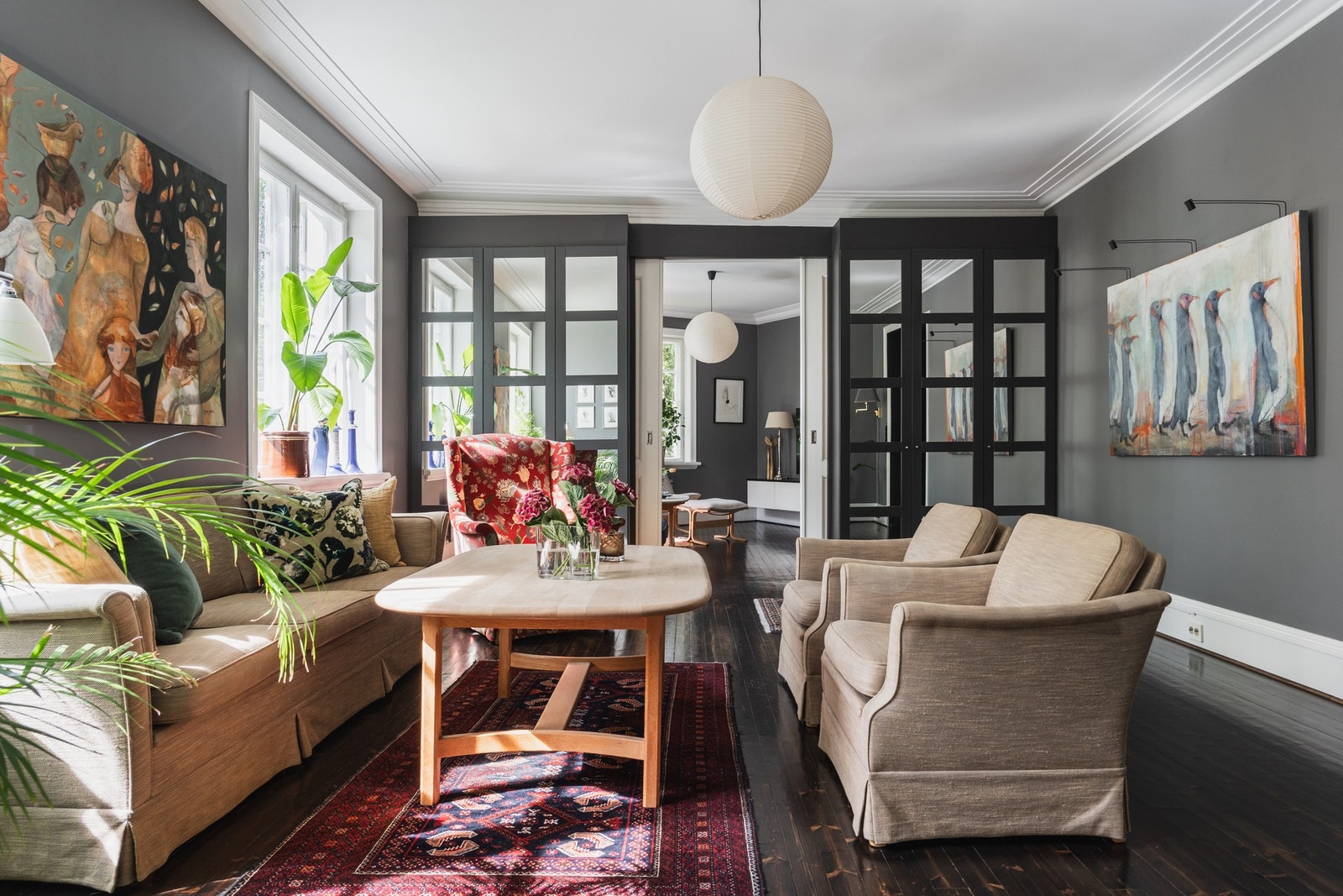 Den store stuen er innredet med plassbygde, profilerte speilskap fra gulv til tak. Galleribilde