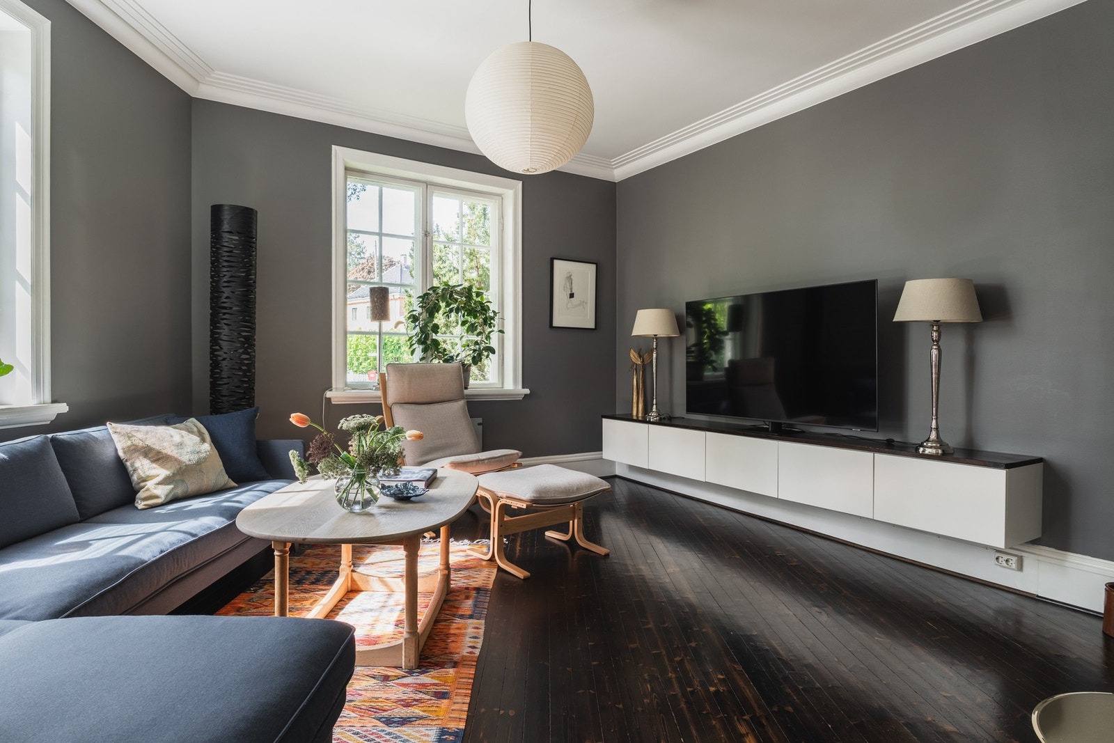 Hjørnestuen får dagslys fra to sider og ligger tilbaketrukket med adkomst via tofløyede skyvedører. Galleribilde