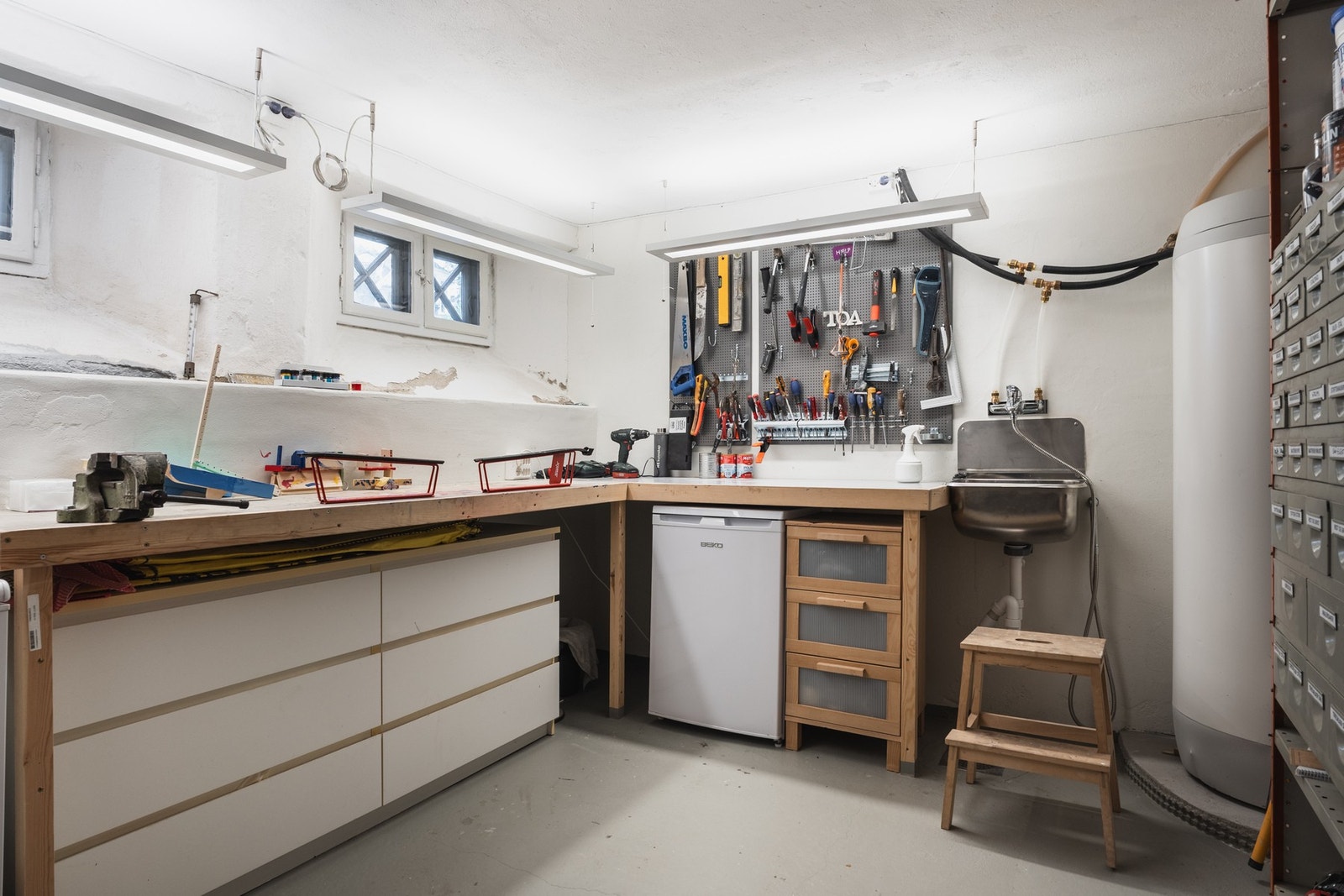 Den ene av leilighetens tre kjellerboder er innredet som verksted og smørebod. Galleribilde