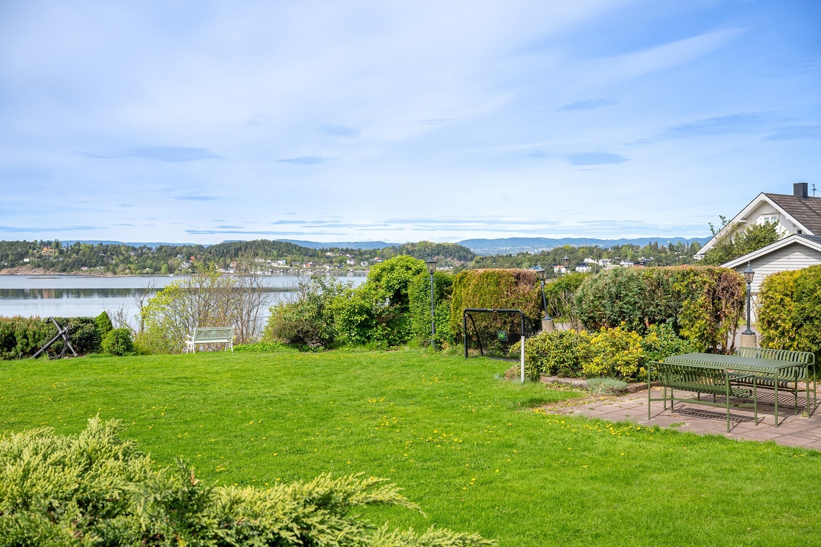 Utsikt også fra felleshage Galleribilde