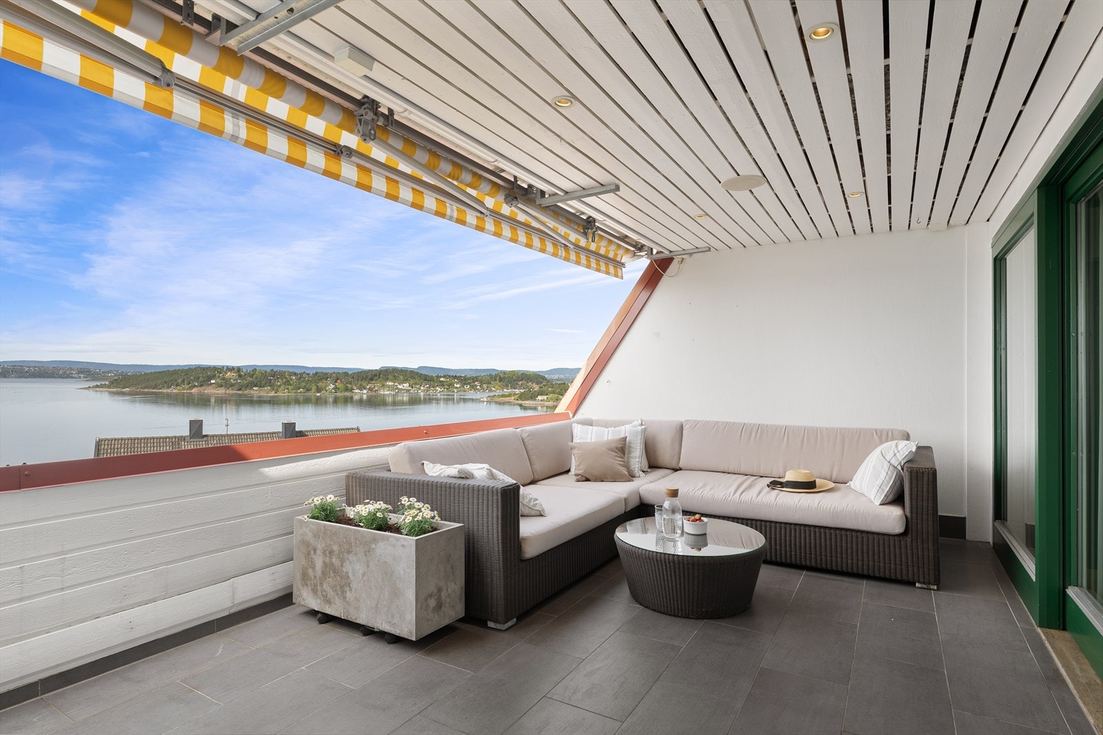 Her kan man nyte utsikten og kveldssolen usjenert og i le Galleribilde