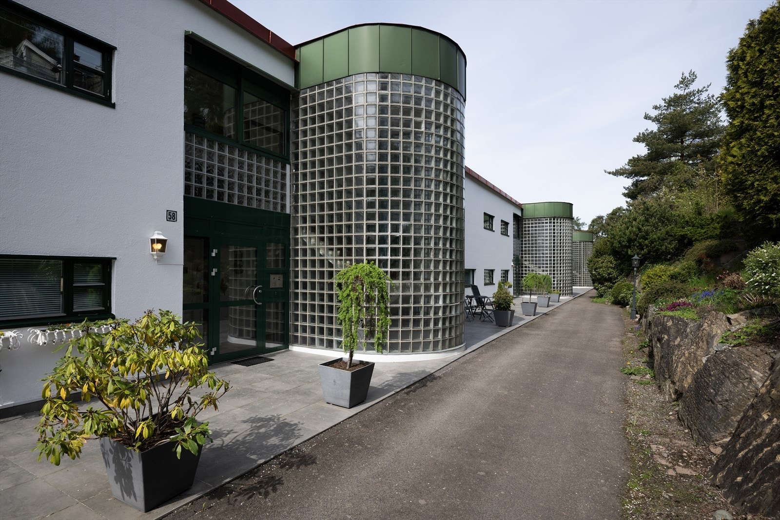 Velholdte fellesarealer med varmekabler i oppkjørselen til garasjen. Galleribilde