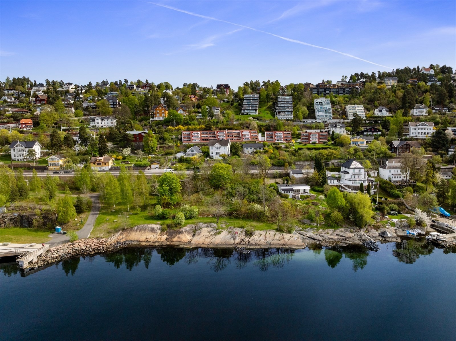 Det er kort vei til fjorden, tog, buss og Sæter med butikker og servicetilbud Galleribilde