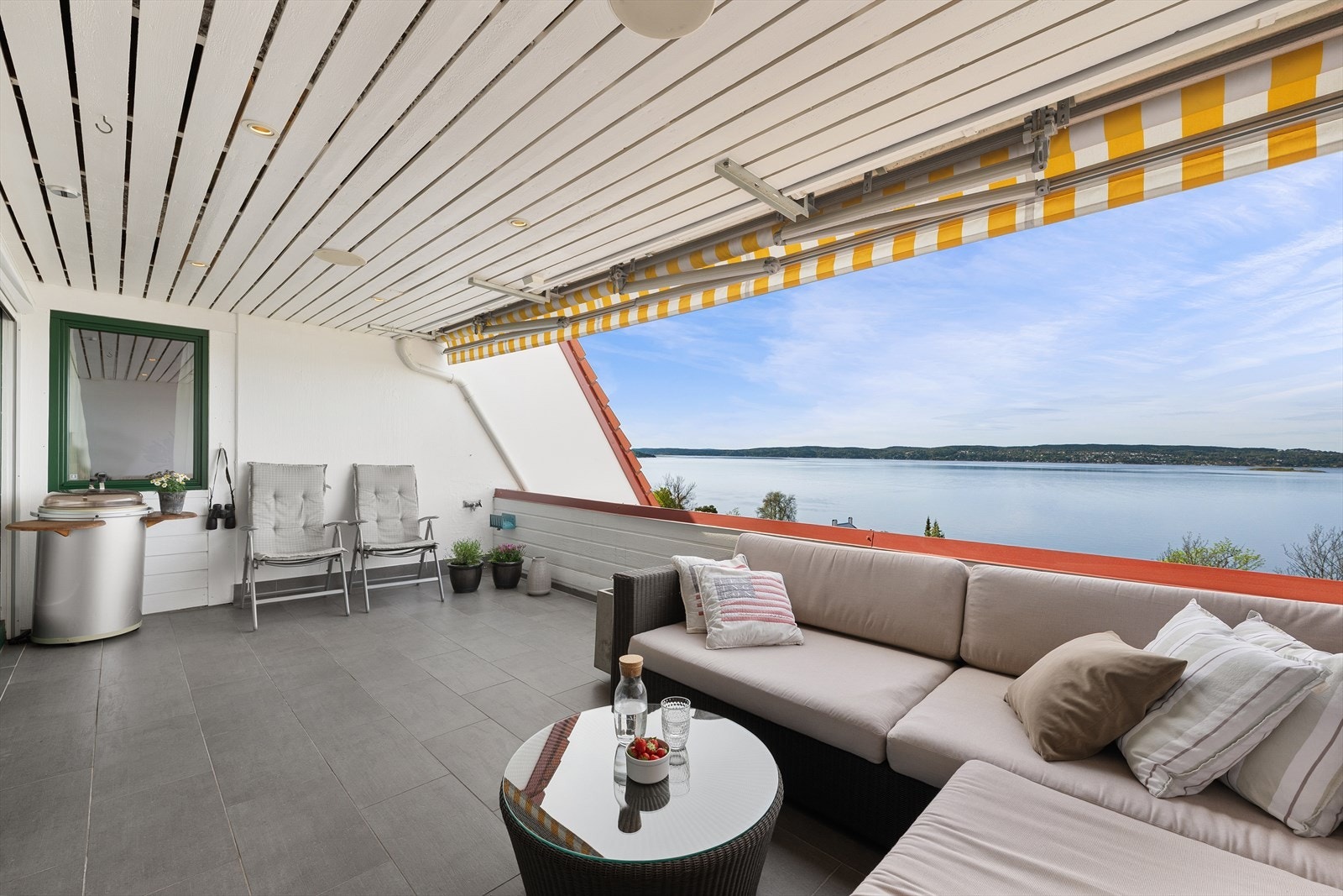 De største terrassene har varmekabler, downlights og høyttalere i tak, samt varmt- og kaldtvann innlagt Galleribilde