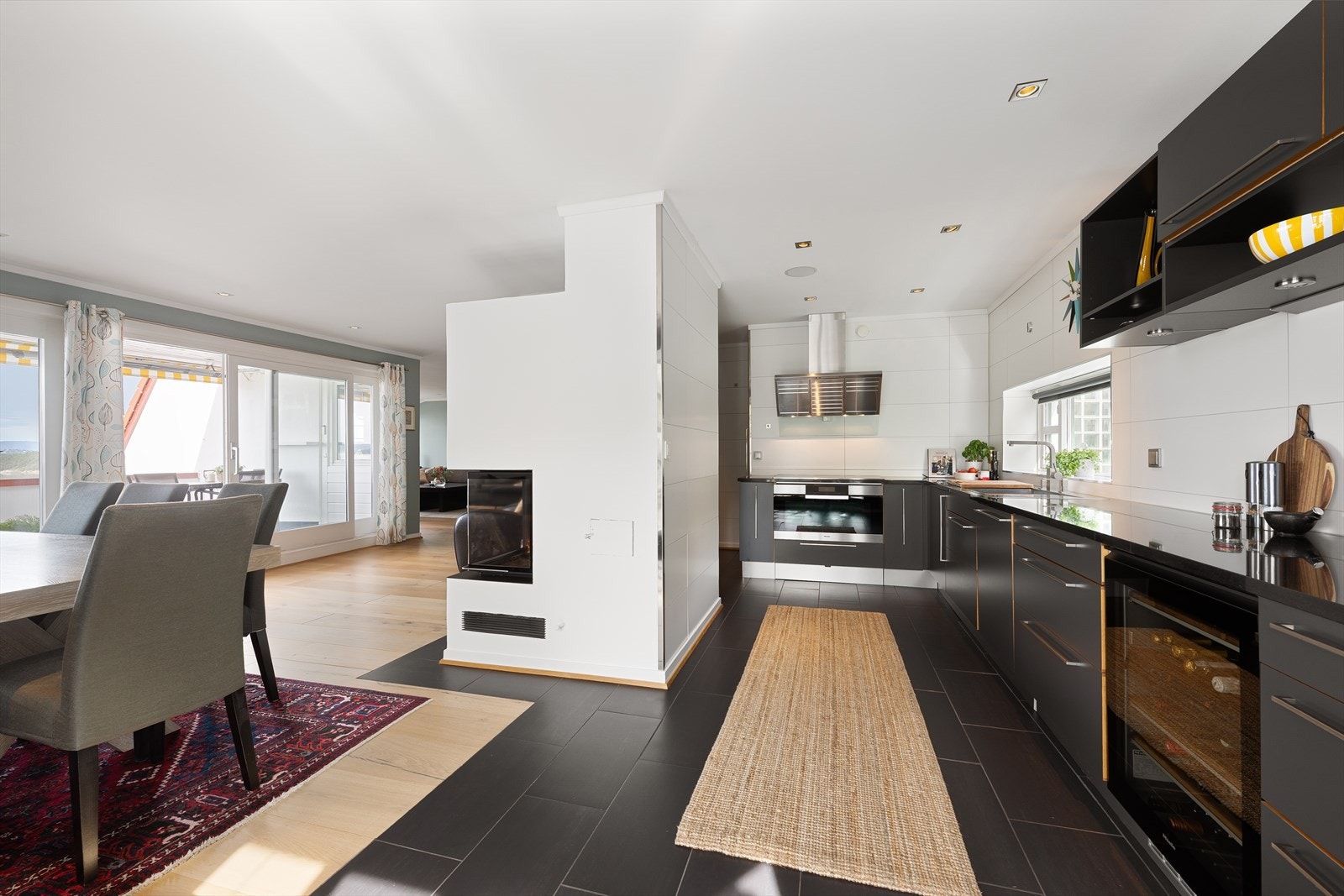 Lekkert kjøkken i delvis åpen løsning mot spisestue Galleribilde