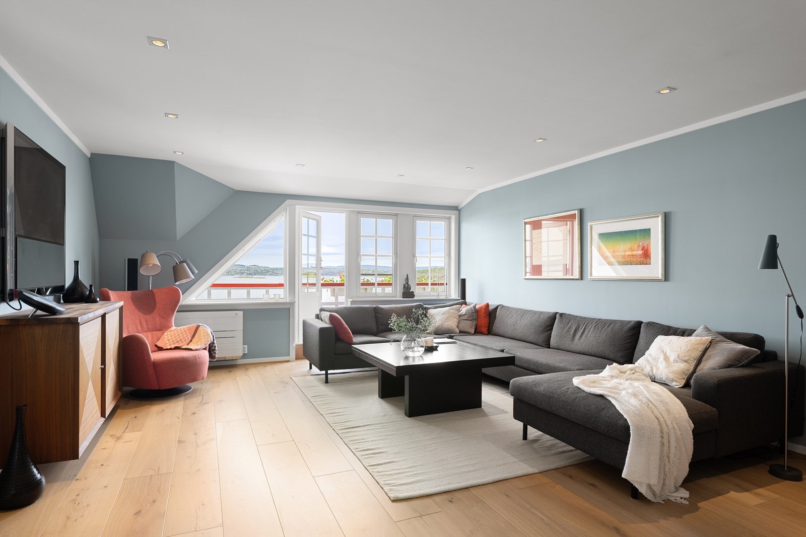 Stuen deles naturlig inn i flere soner med god plass til både TV-stue og hverdagsstue Galleribilde