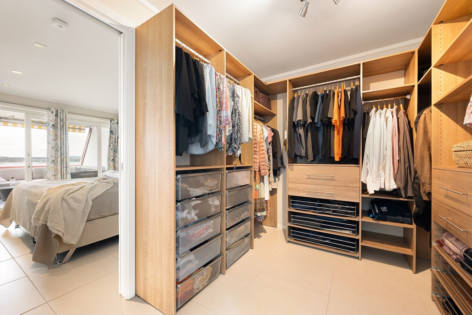 Walk-in garderobe tilknyttet hovedsoverommet Galleribilde