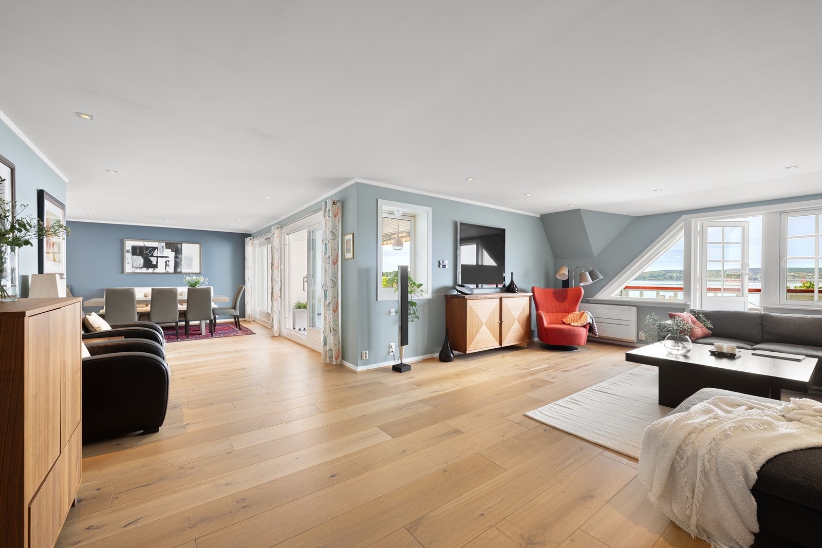 Romslig stue med store vindusflater med den flotte utsikten Galleribilde