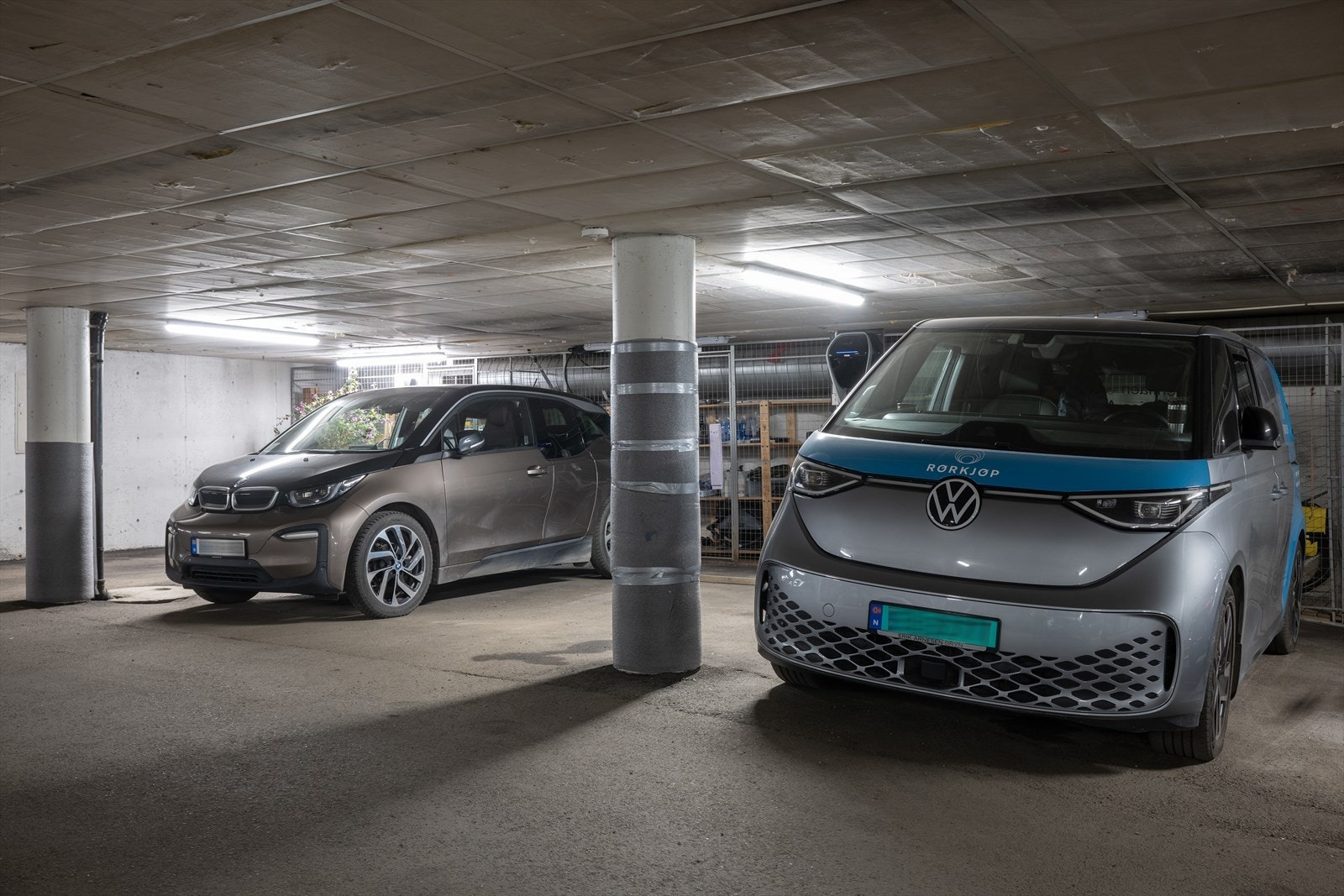 Boligen disponerer tre garasjeplasser med en elbillader i felles garasjekjeller Galleribilde