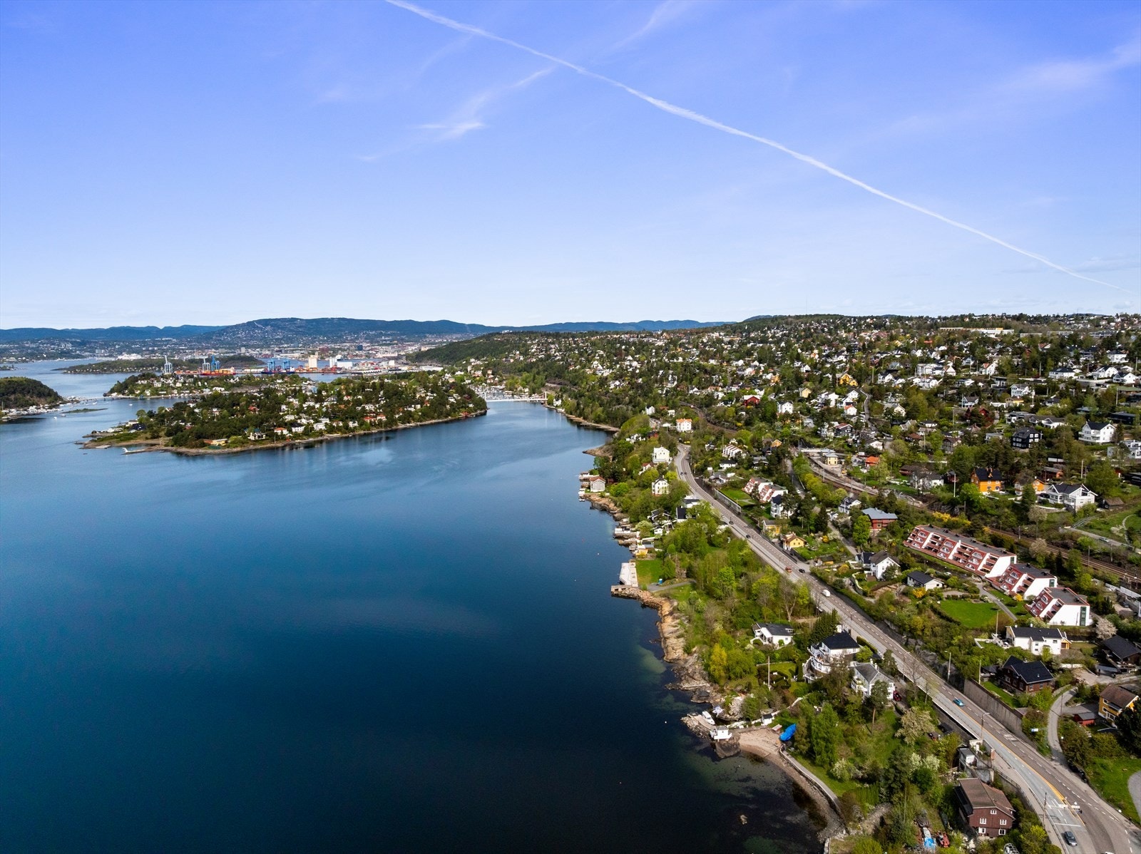 Sti til Mosseveien, busstopp og Sæterstranda fra sameiets eiendom Galleribilde