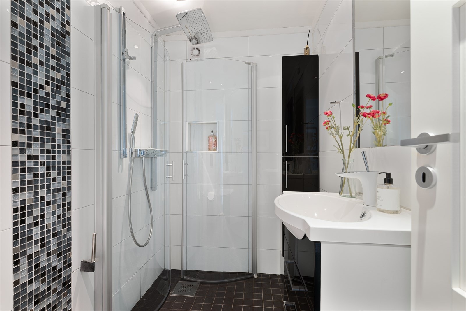 Lyst og stilrent bad dusj, WC og servant Galleribilde