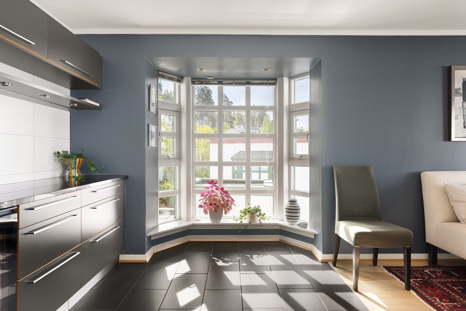 Store vindusflater i fint karnapp på kjøkken Galleribilde