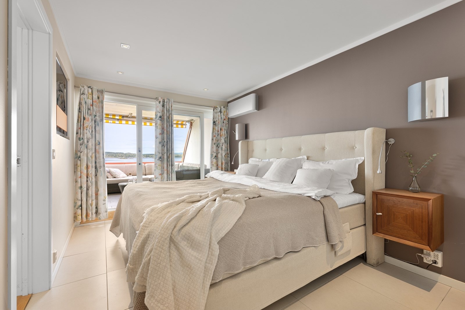 Hovedsoverommet er i egen masteravdeling med walk-in garderobe Galleribilde