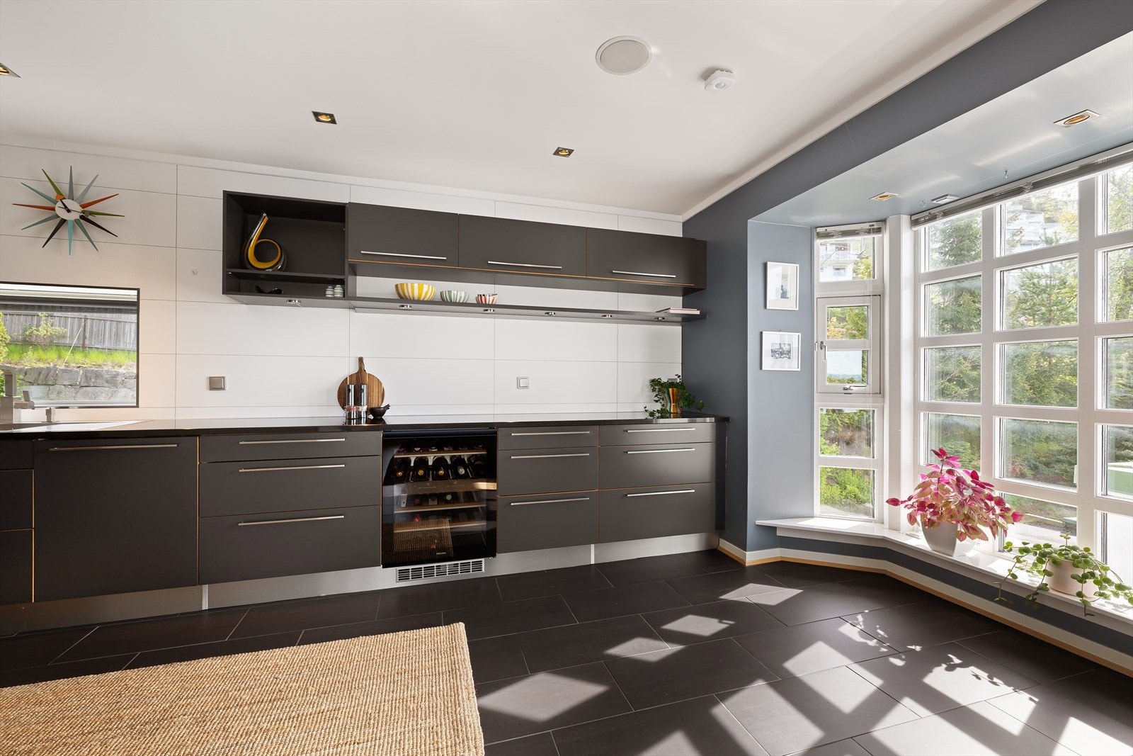 Kjøkkenet var nytt i 2011 og har mye skap- og benkeplass Galleribilde