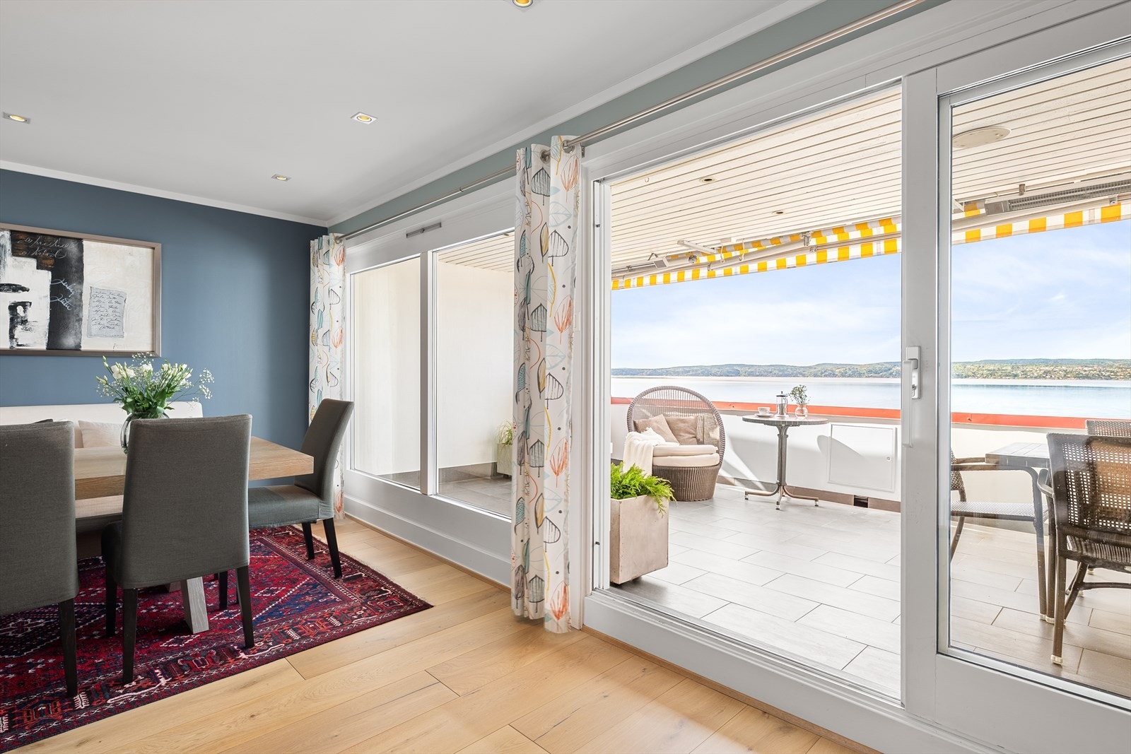 Utgang til terrassen fra både spisestue og stue Galleribilde