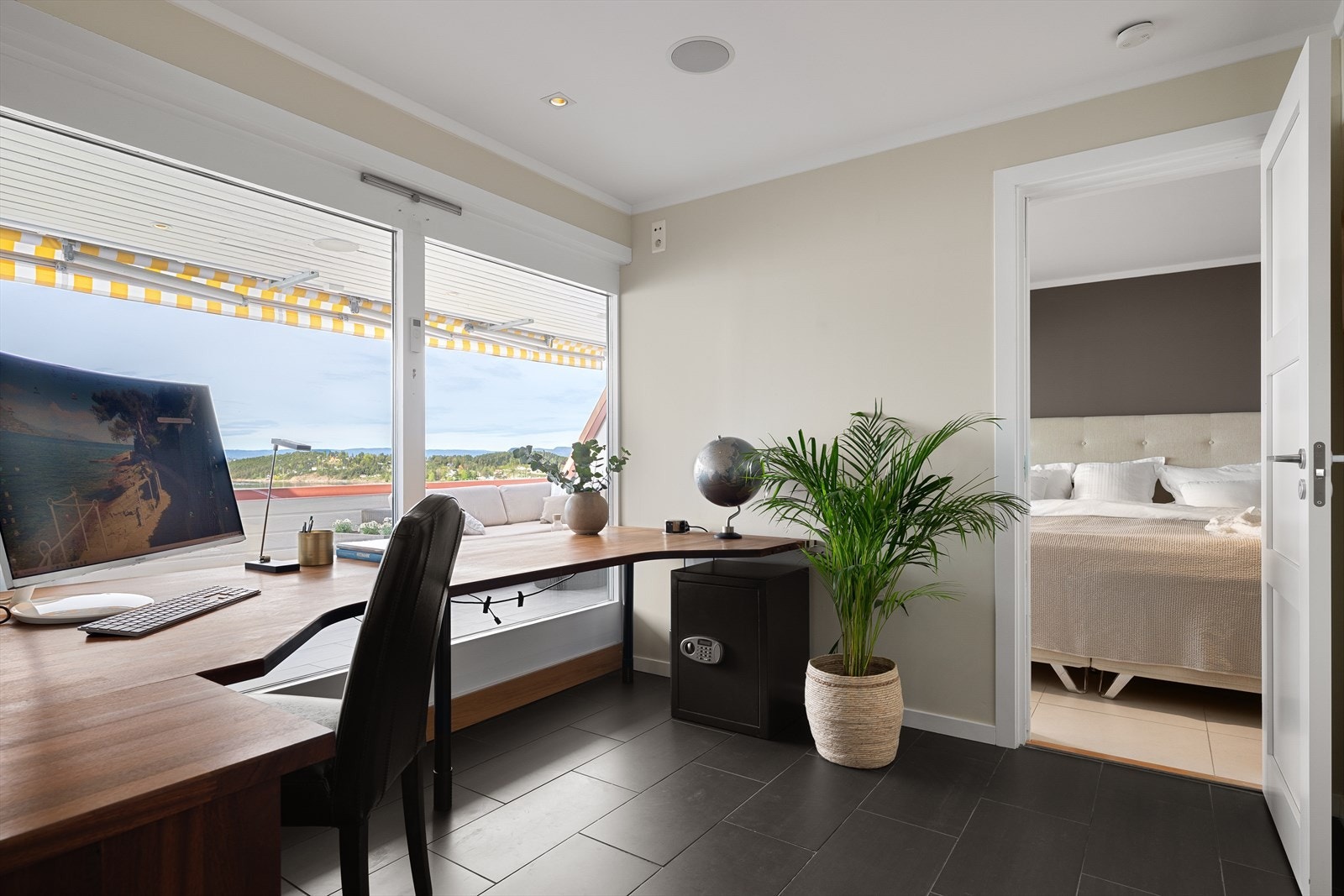 Smart kontorløsning innerst i gang med den flott utsikten Galleribilde