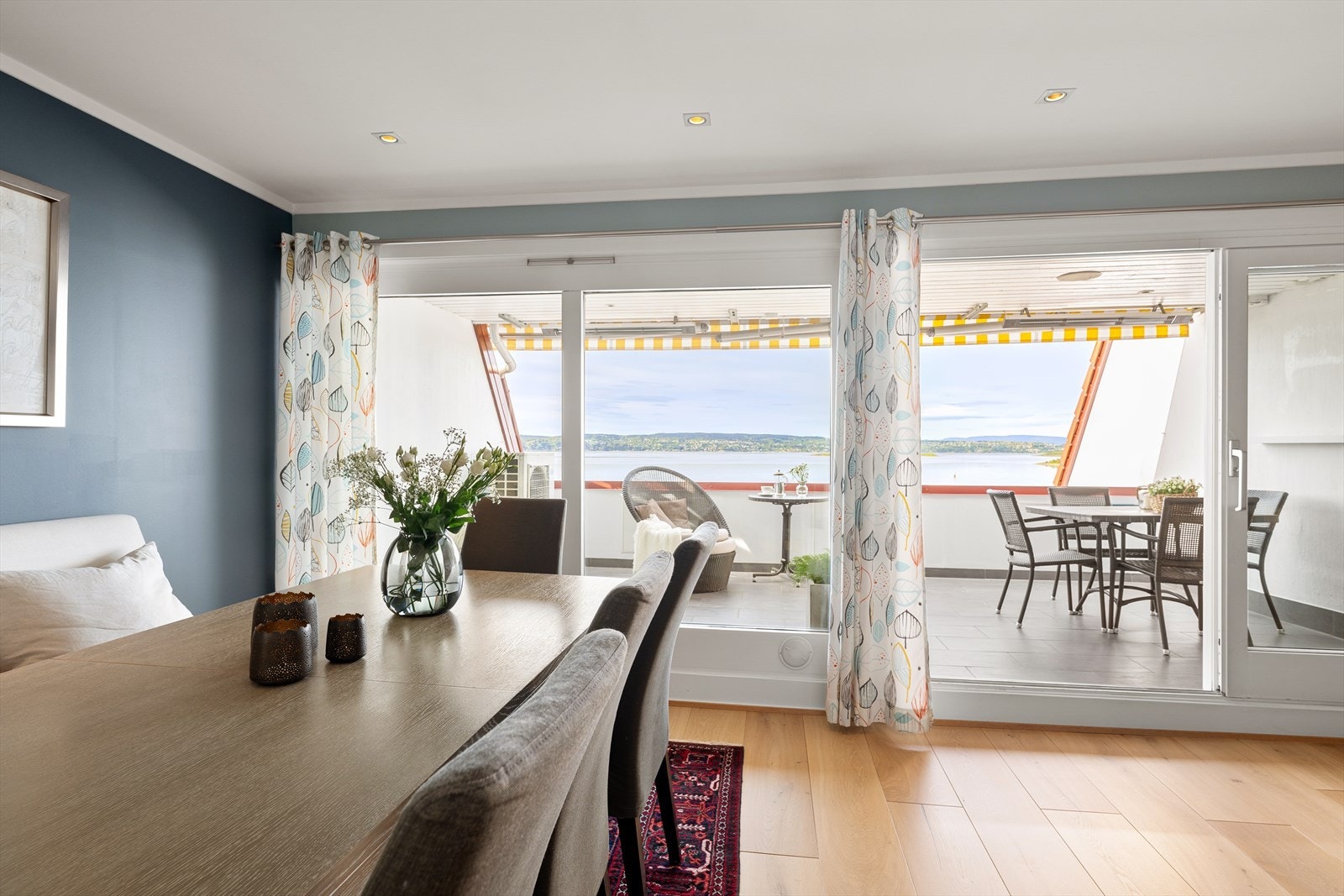 Tidsriktig fargevalg, enstavs parkett og downlights i himling Galleribilde