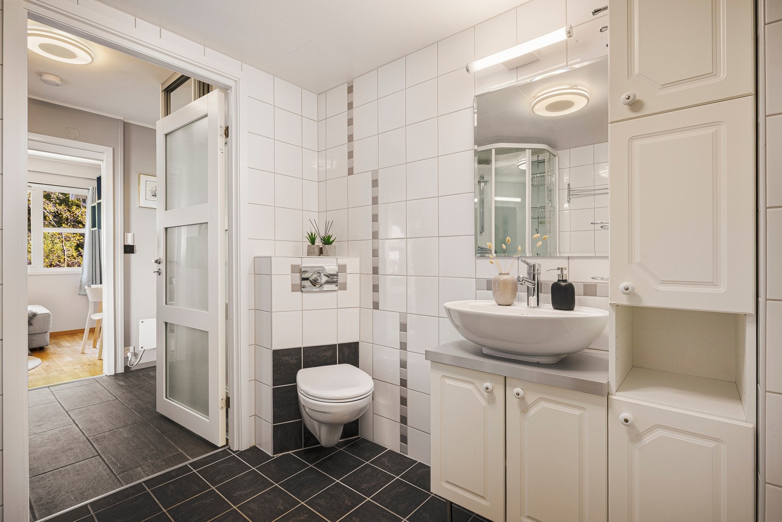 - Badet på nesten 6 kvm kombineres også som vaskerom - Galleribilde