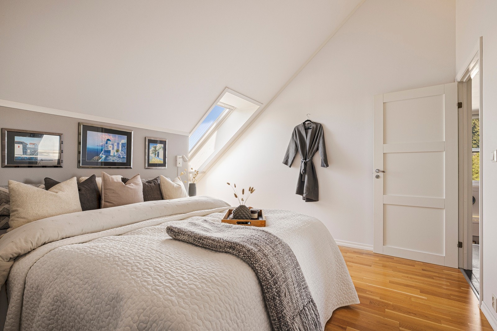 - Hovedsoverommet har tilhørende walk-in garderobe - Galleribilde