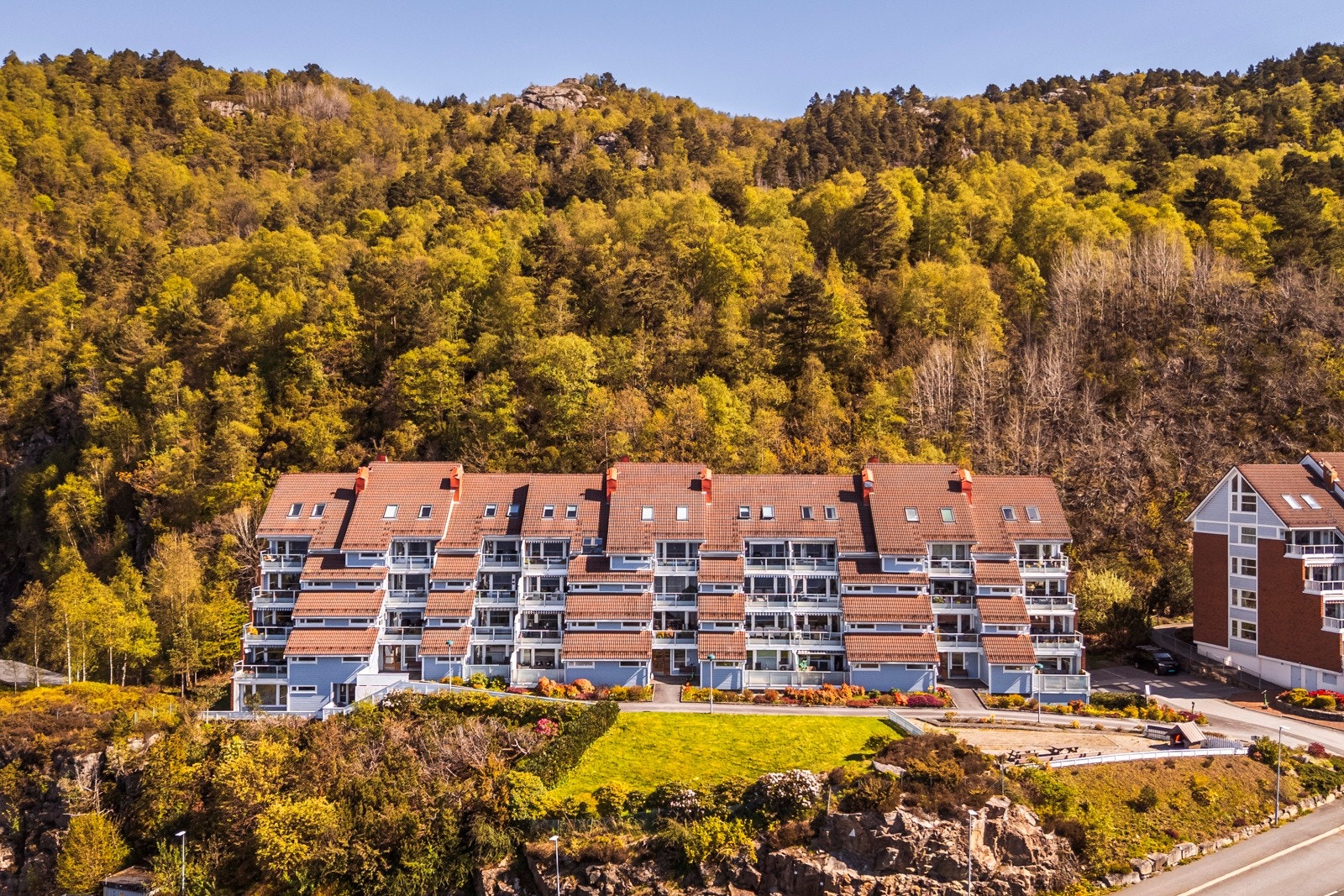 - Borettslaget består av en terrasseblokk med tilsammen 33 leiligheter - Galleribilde