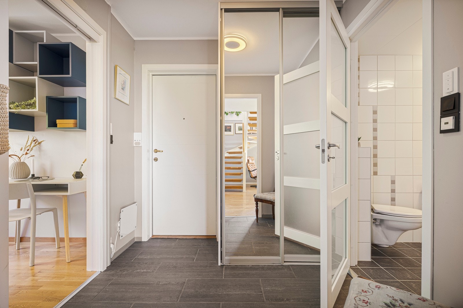 - Her har du en speilskyvedørsgarderobe som strekker seg fra gulv til tak og plass til enkel møblering - Galleribilde