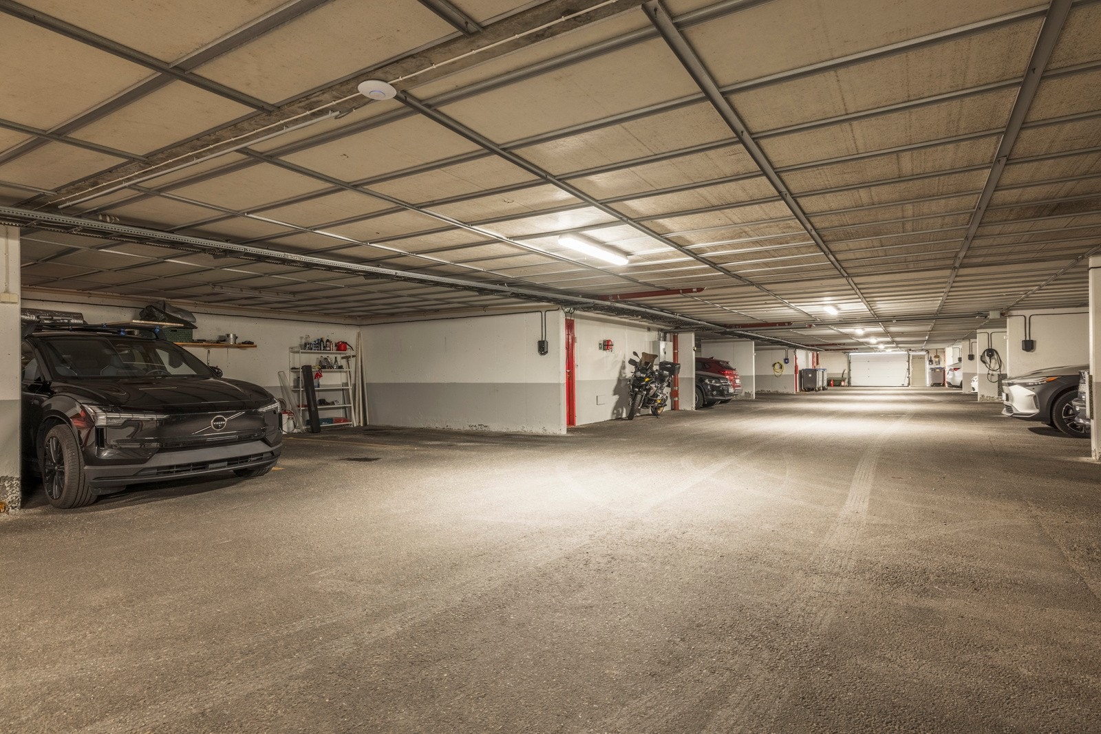 - Fast parkeringsplass i fellesgarasje. Borettslaget har egen parkeringsplass for gjester - Galleribilde