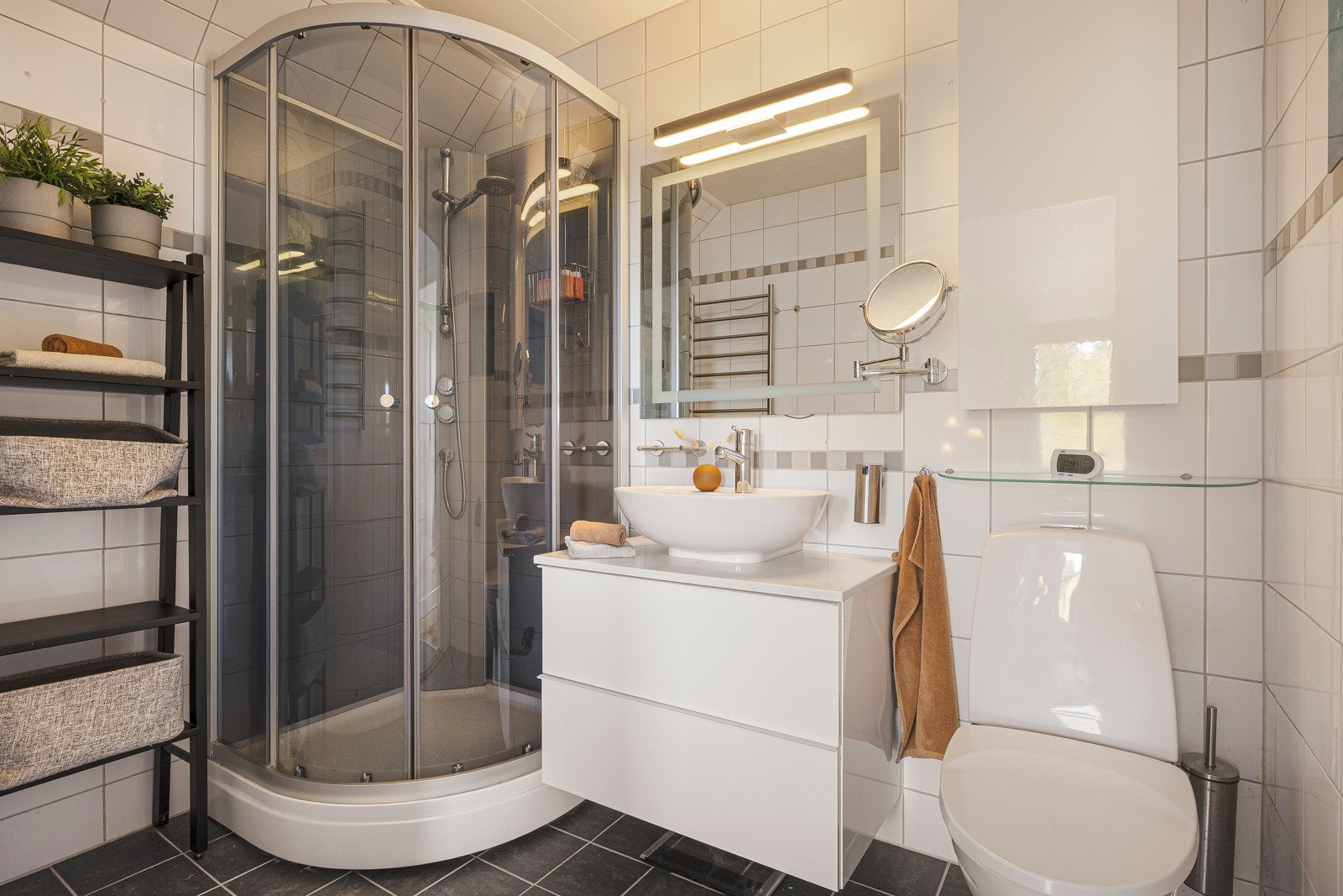 - Badet er på 4 kvm og inneholder toalett, dusjkabinett, servant med møblement, speil og belysning - Galleribilde