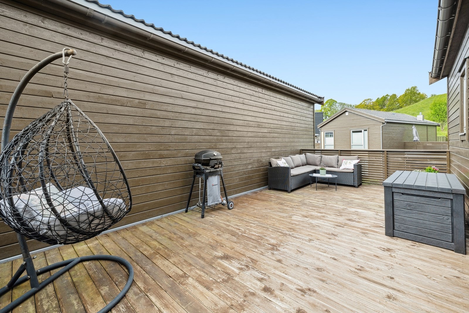 Skjermet terrasse med vegger på to sider. Galleribilde