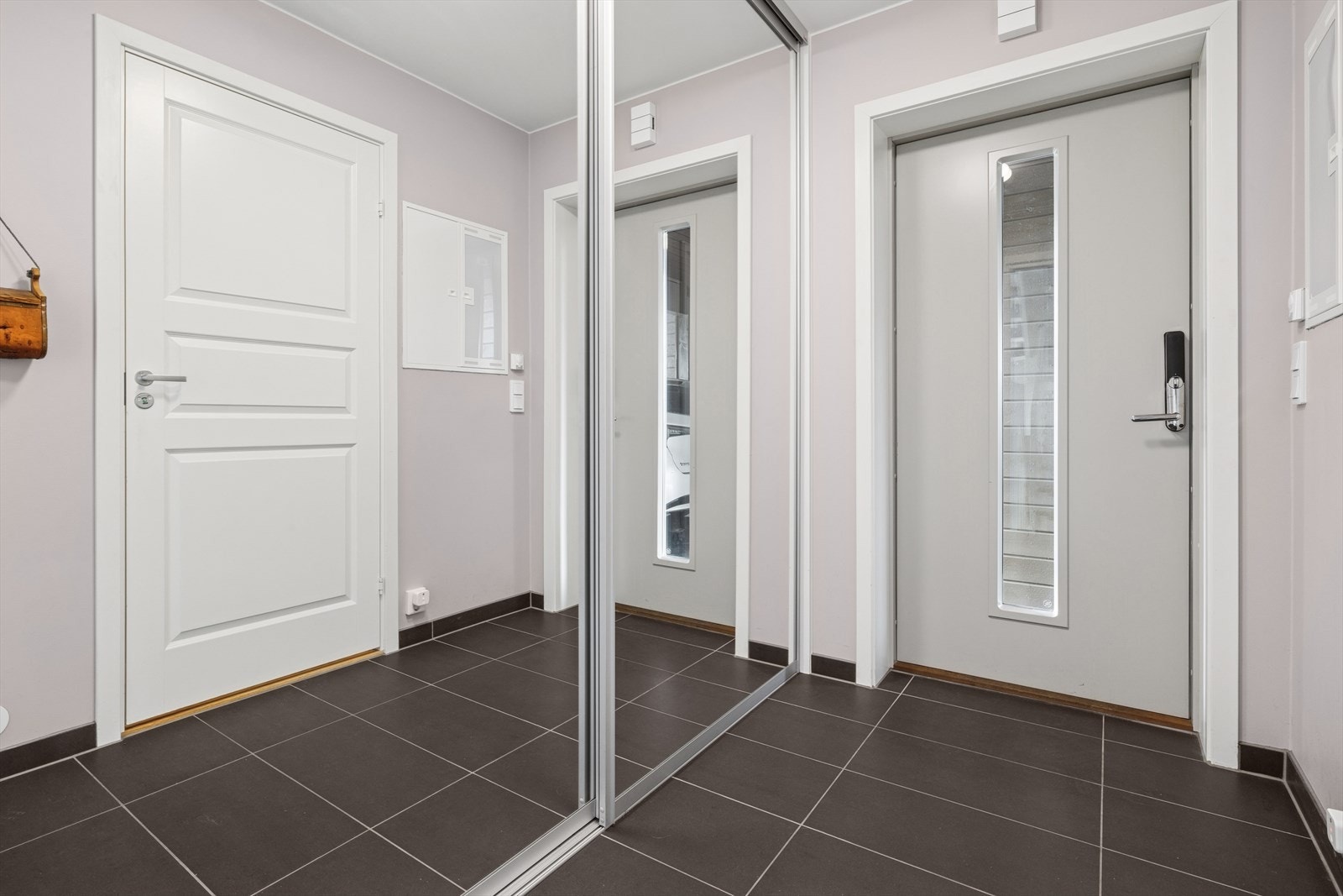 Entreen som ønsker deg velkommen inn har godt med oppbevaringsplass i en skyvedørsgarderobe. Galleribilde