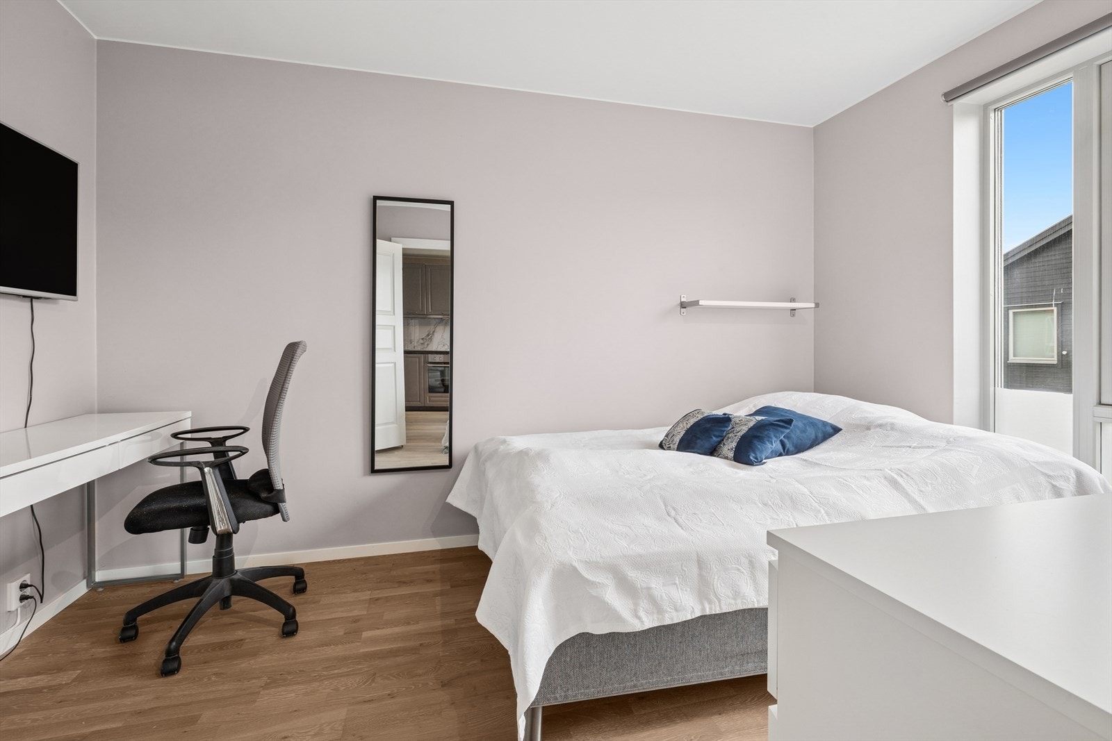 Soverommet i hybelen har plass til både seng og skrivebord. Galleribilde