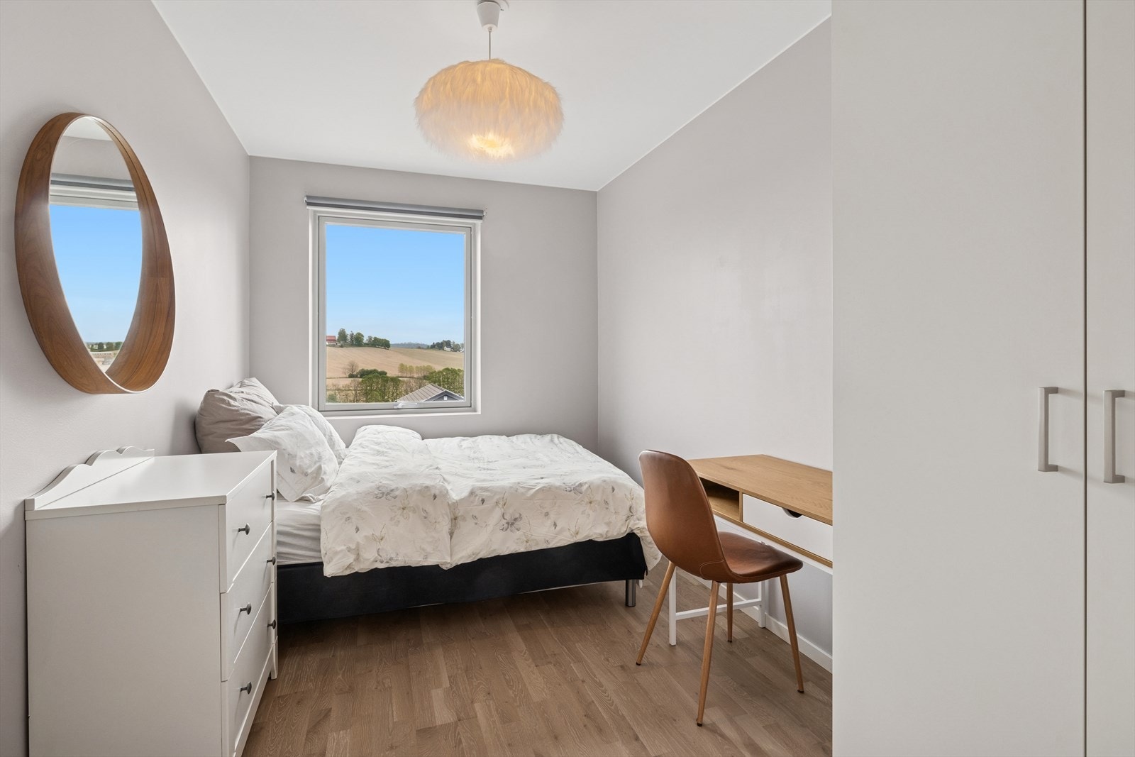Soverom nr. 2 i andre etasje har også plass til seng, skrivebord og garderobeløsning. Galleribilde