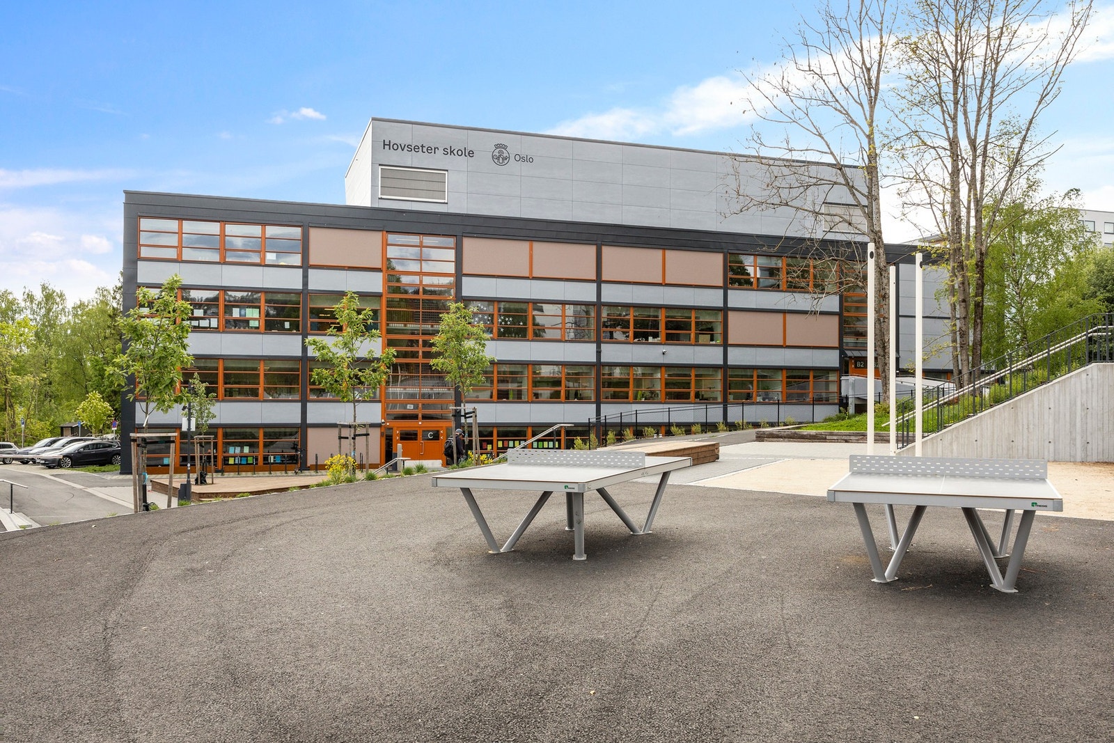 Nyrestaurerte Hovseter skole er kort vei unna med oppgradert uteområde. Galleribilde