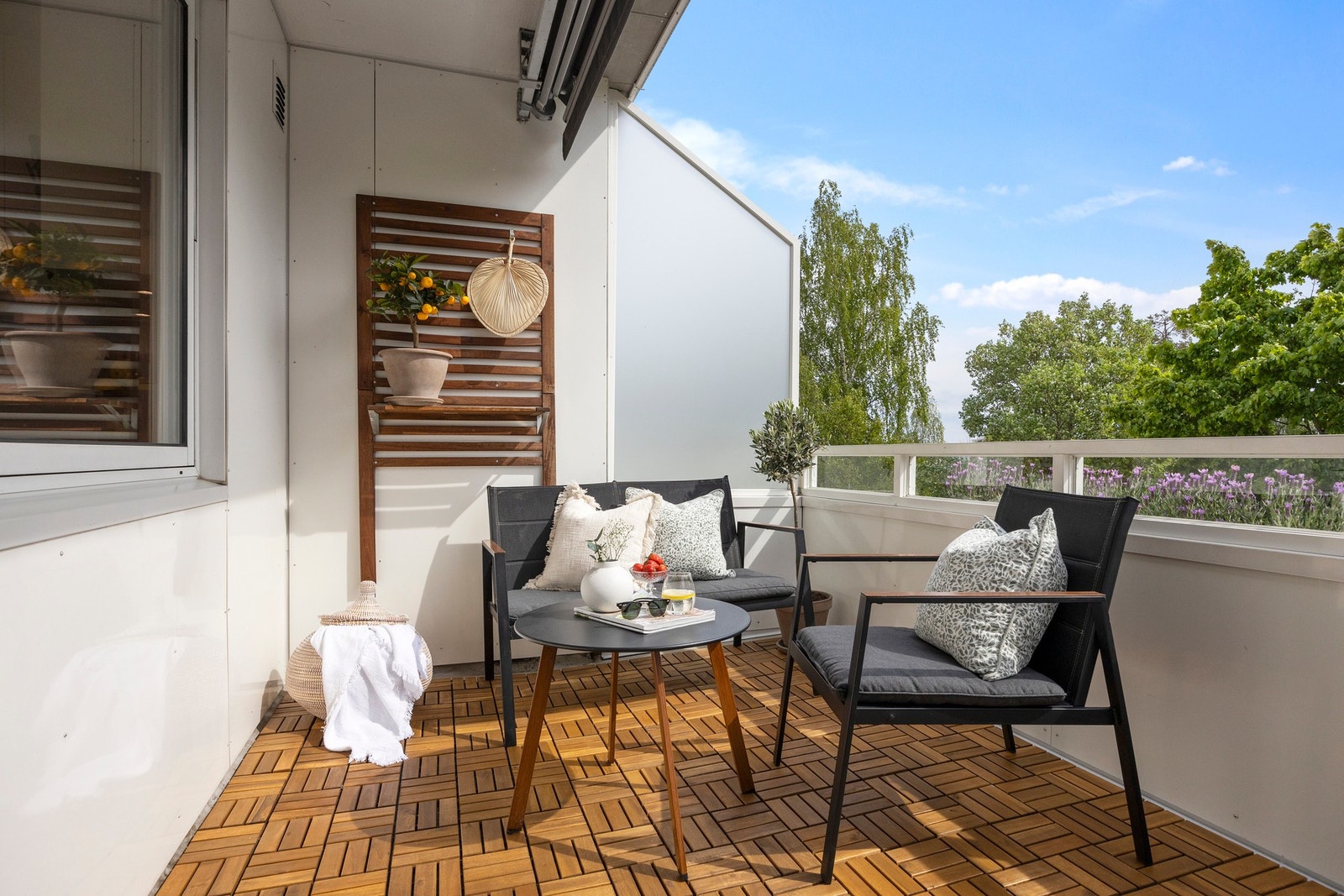Leiligheten disponerer en koselig syd-vendt balkong med gode solforhold og elektrisk markise. Galleribilde