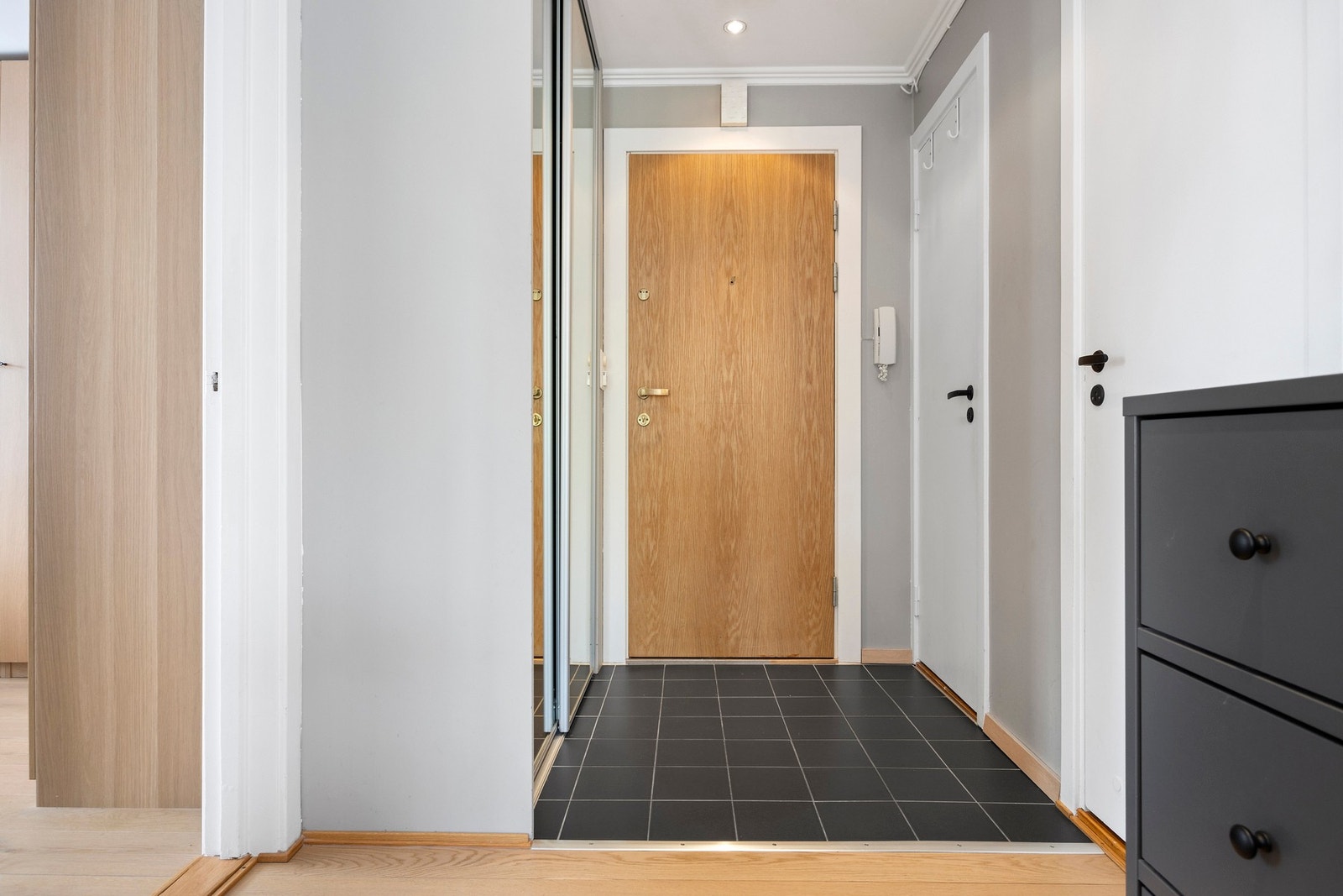 Romslig entré med skyvedørsgarderobe til oppbevaring av yttertøy og sko. Galleribilde