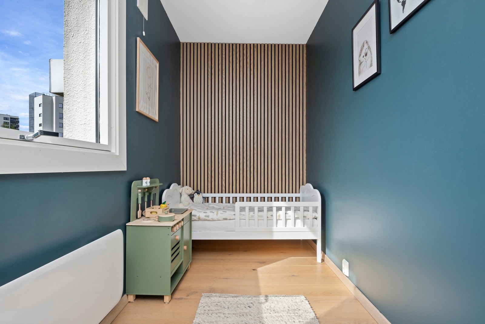 Gode muligheter for hjemmekontor med flere stikkontakter i spilevegg. Galleribilde
