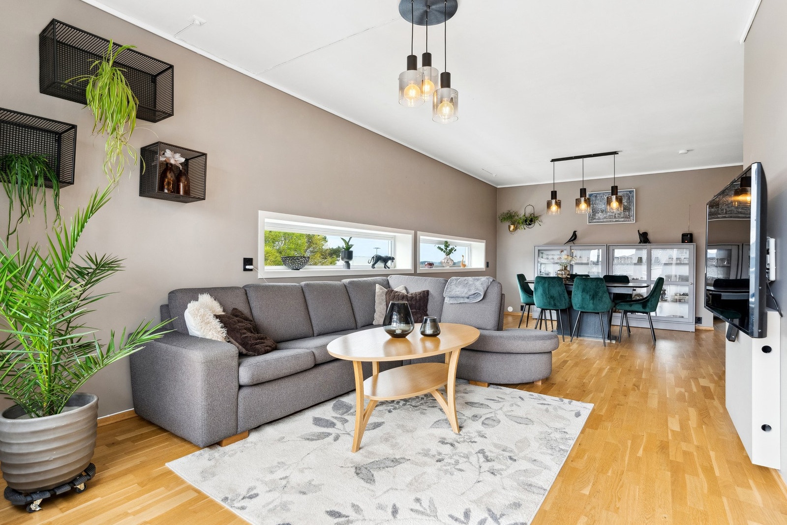 Leiligheten har en praktisk planløsning med et fint og moderne fargevalg. Galleribilde