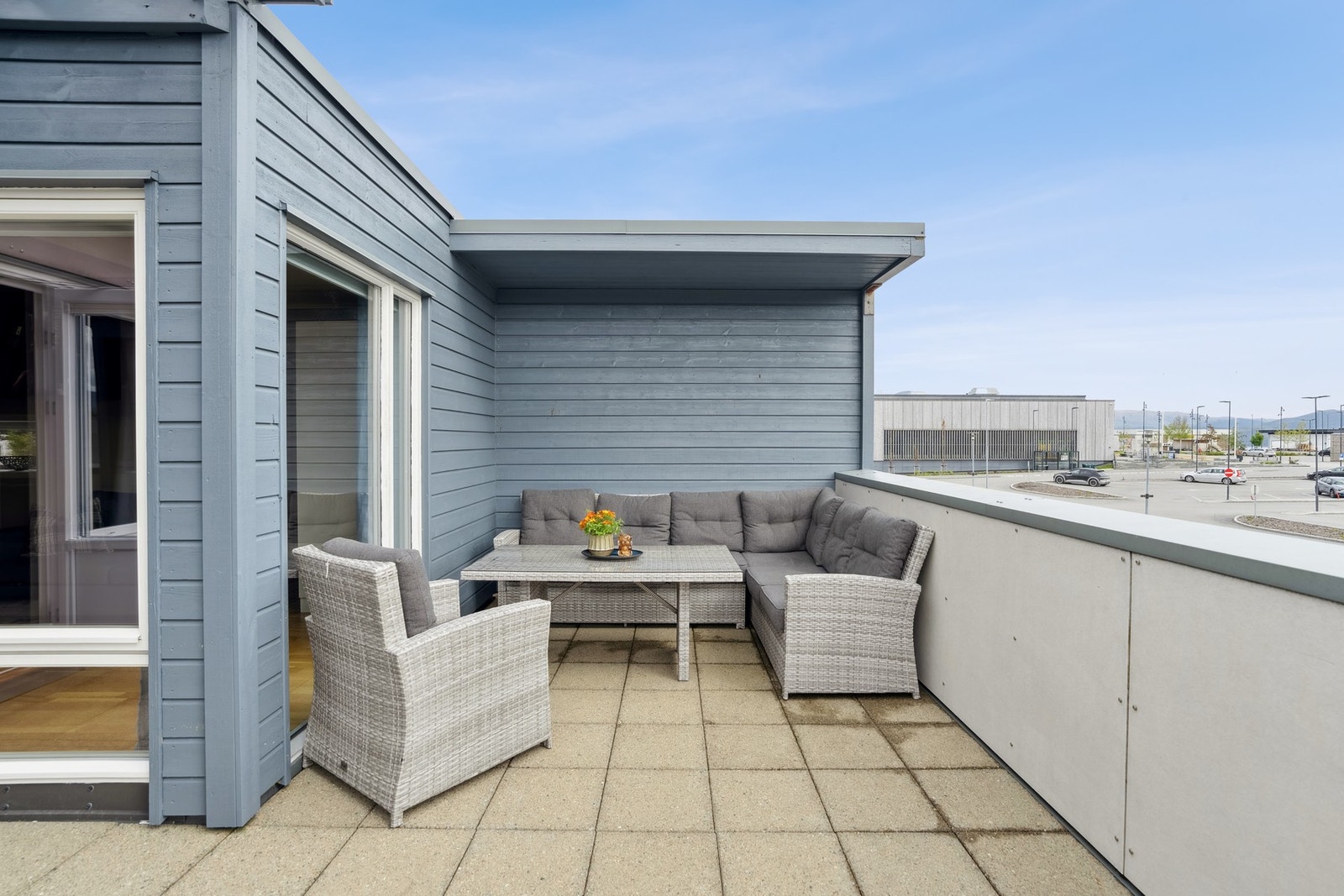 Fin terrasse med plass til både sittegruppe og grill. Galleribilde
