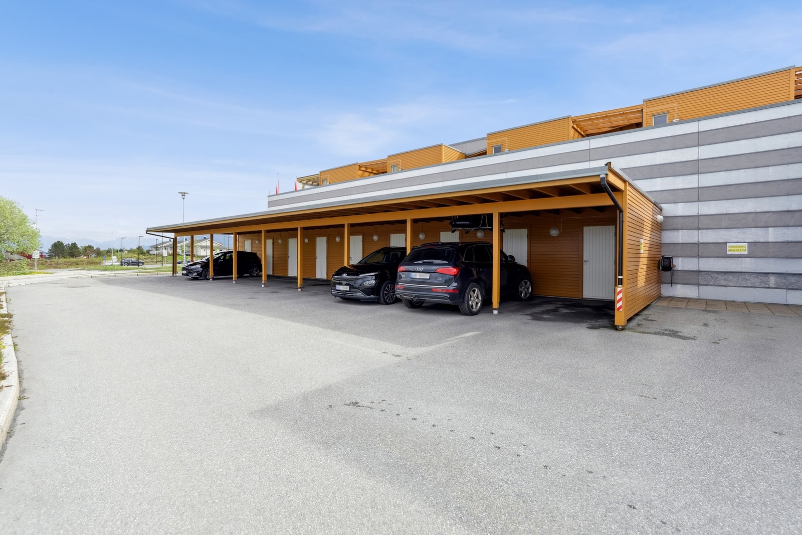 Det medfølger carport og sportsbod. Galleribilde