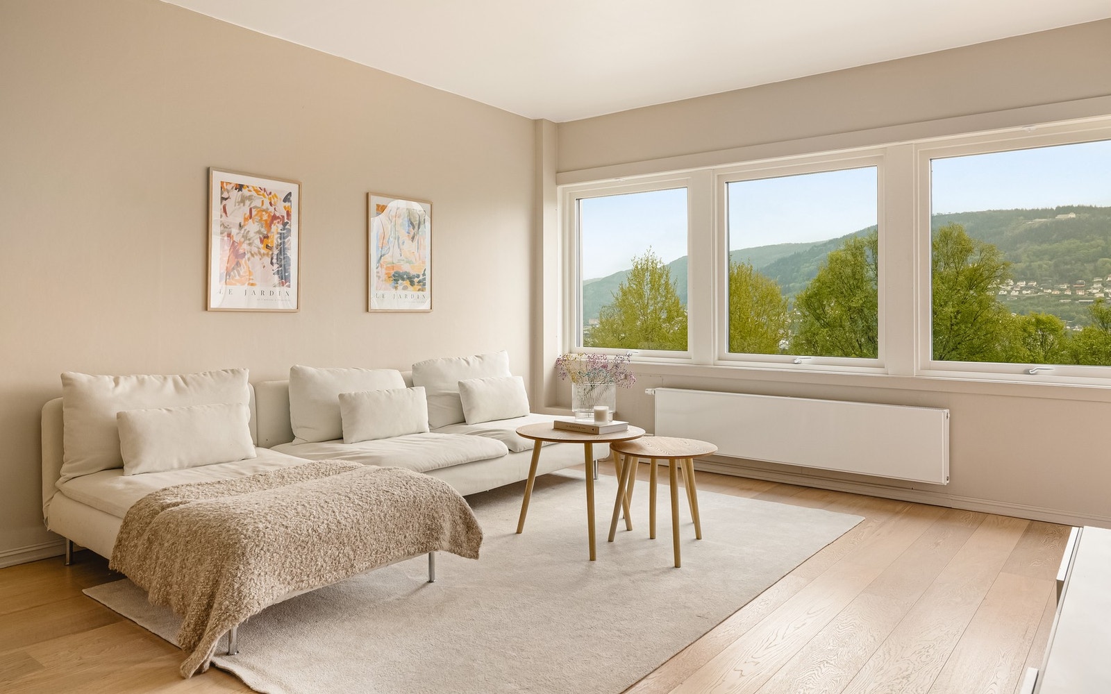 Store vindusflater gir rikelig med naturlig lys og skaper en god atmosfære i rommet Galleribilde