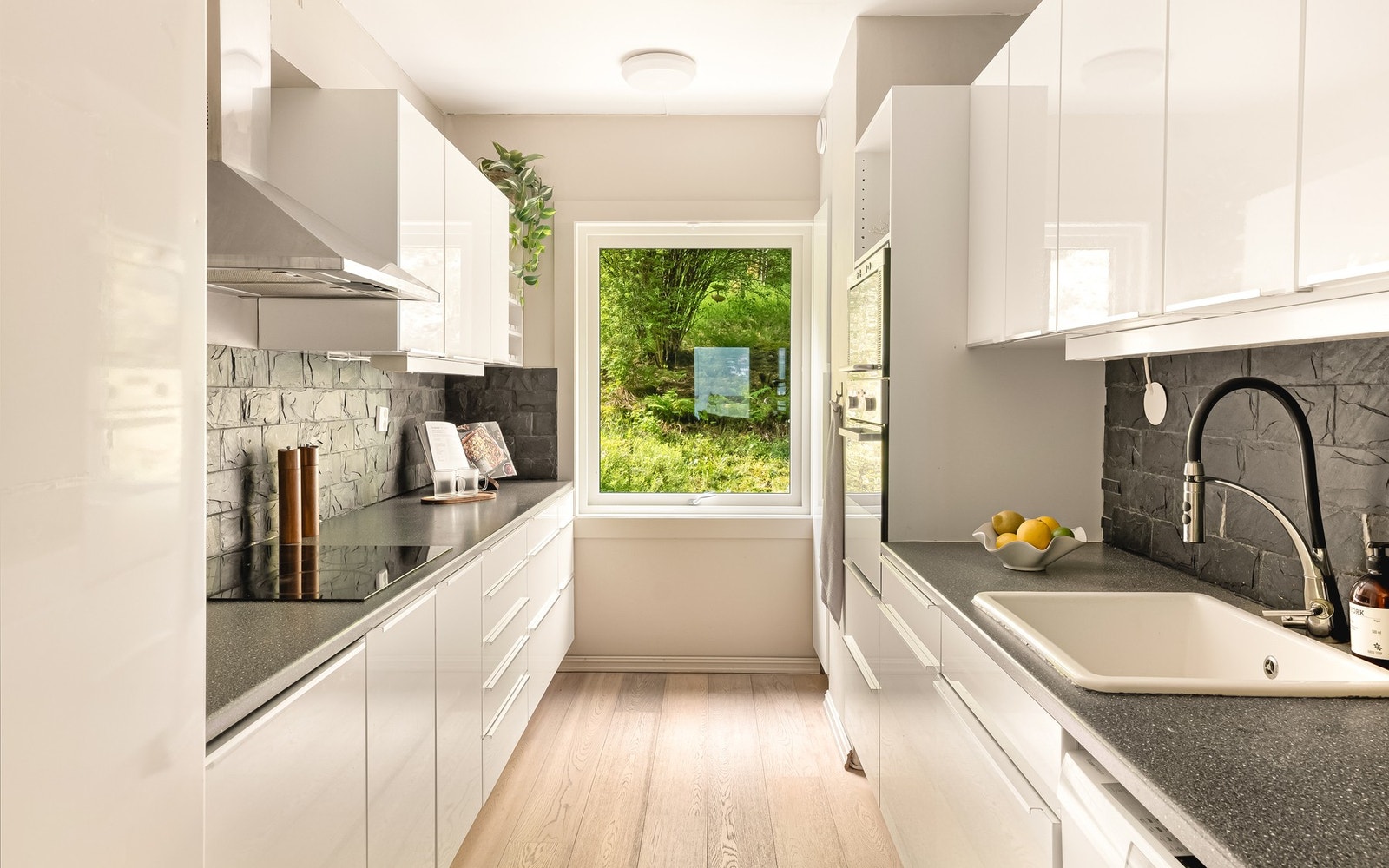 Kjøkkenet har innredning med slette fronter, laminert benkeplate og gir godt med skap- og benkeplass Galleribilde