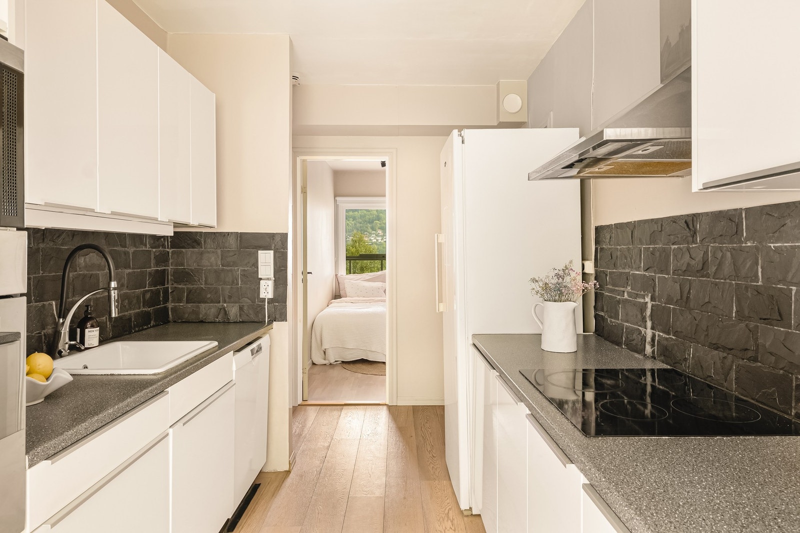 Hvitevarer: platetopp, stekeovn, oppvaskmaskin og kjøl- og fryseskap Galleribilde