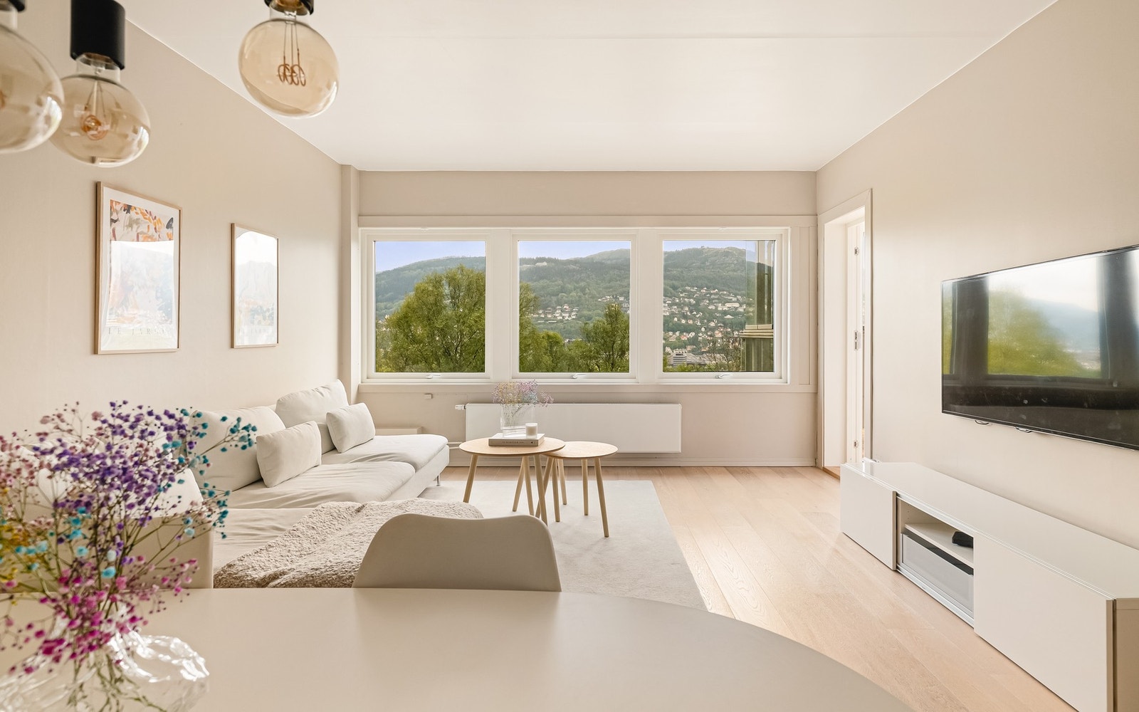 Fargevalgene er tidsriktig og det er laminat på gulv Galleribilde