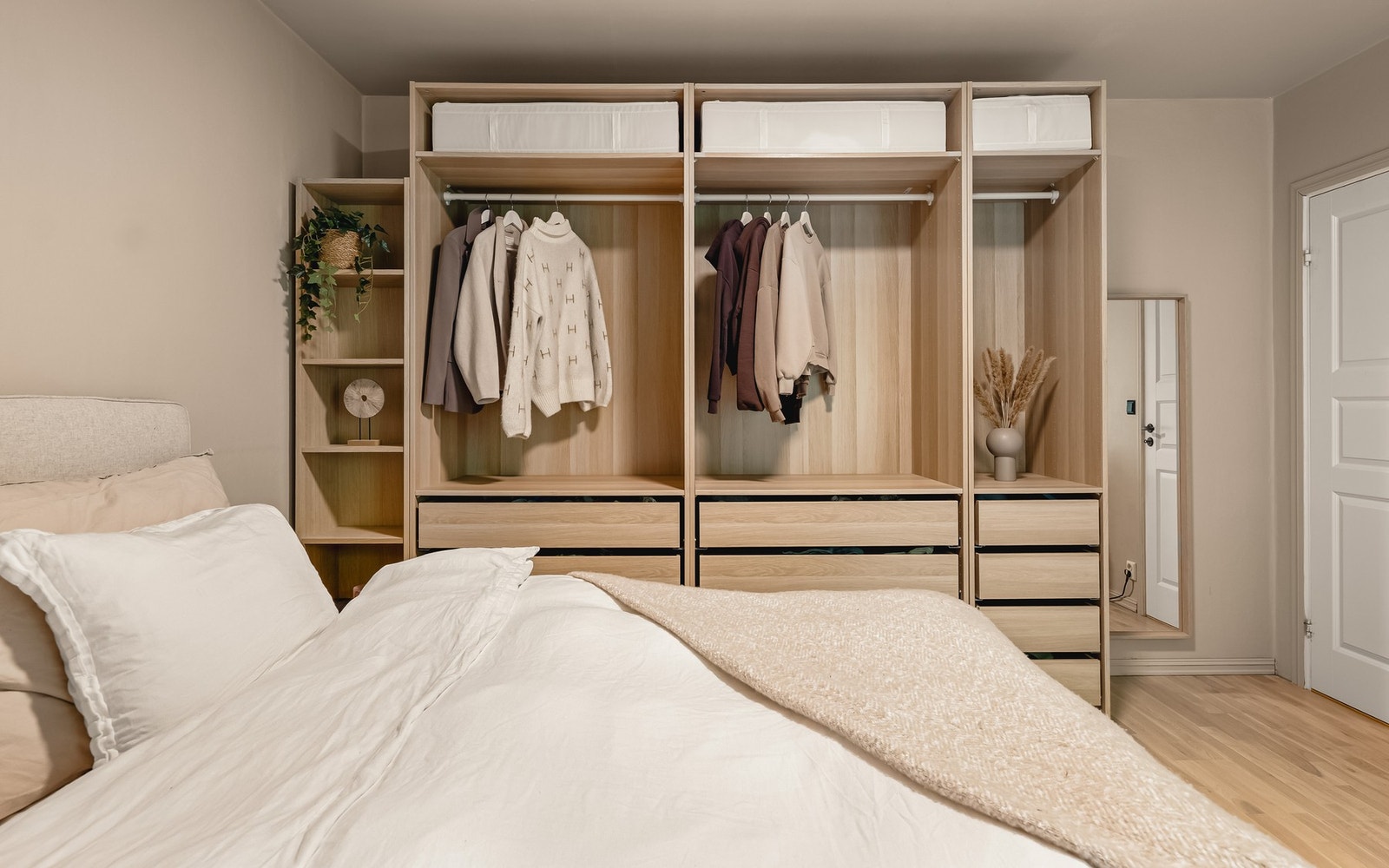 Rommet har god plass til seng av ønsket størrelse, nattbord, garderobe og annet passende møblement Galleribilde