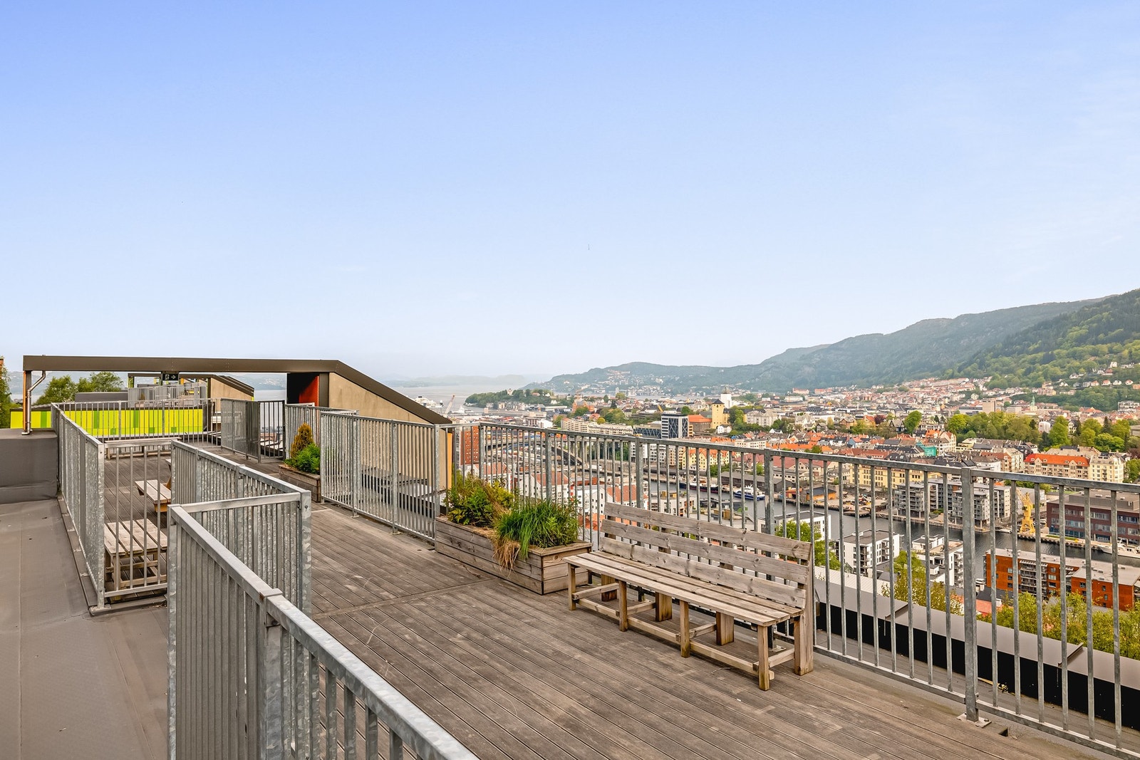 Felles takterrasse med sol og fantastisk utsikt Galleribilde